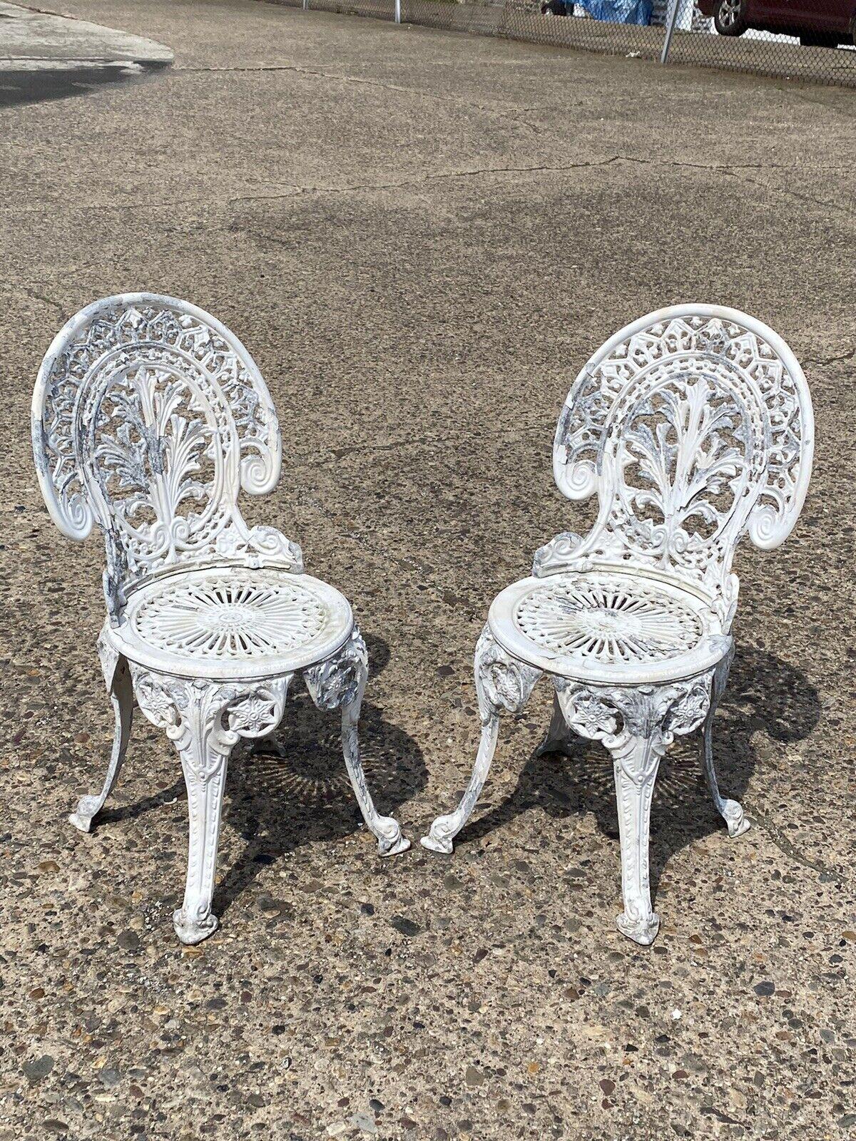Petites chaises d'extérieur en fonte d'aluminium de style ancien pour bistro - une paire (reproduction). Vers la fin du 20e - 21e siècle.
Dimensions : 34