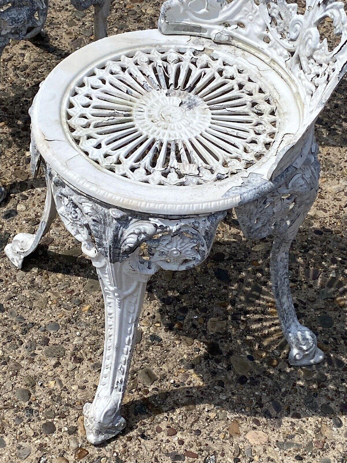 Petites chaises d'extérieur en fonte d'aluminium style antique pour bistro - Paire en vente 1