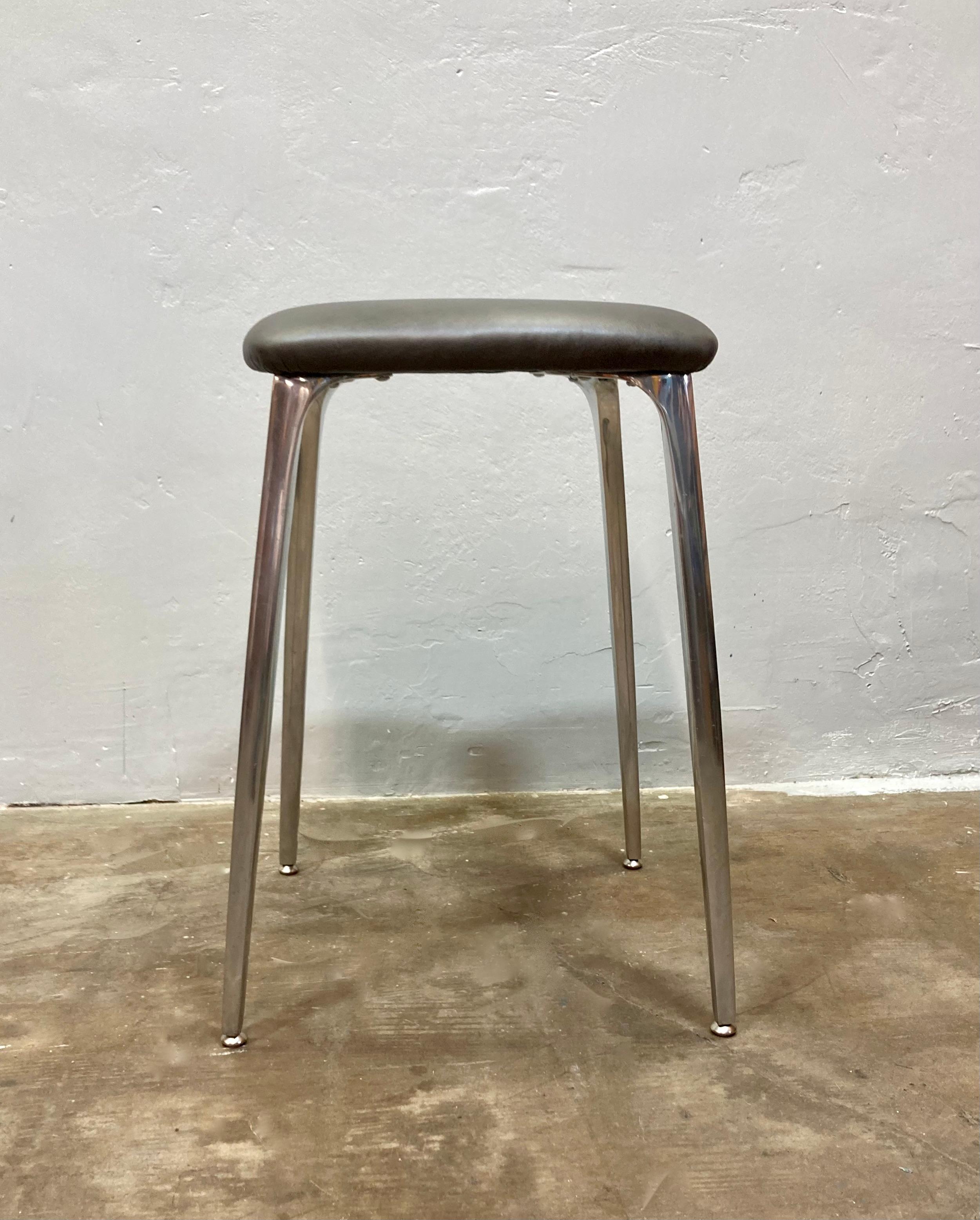 Mid-Century Modern Tabouret sans dossier en aluminium moulé avec assise en cuir neuf en vente