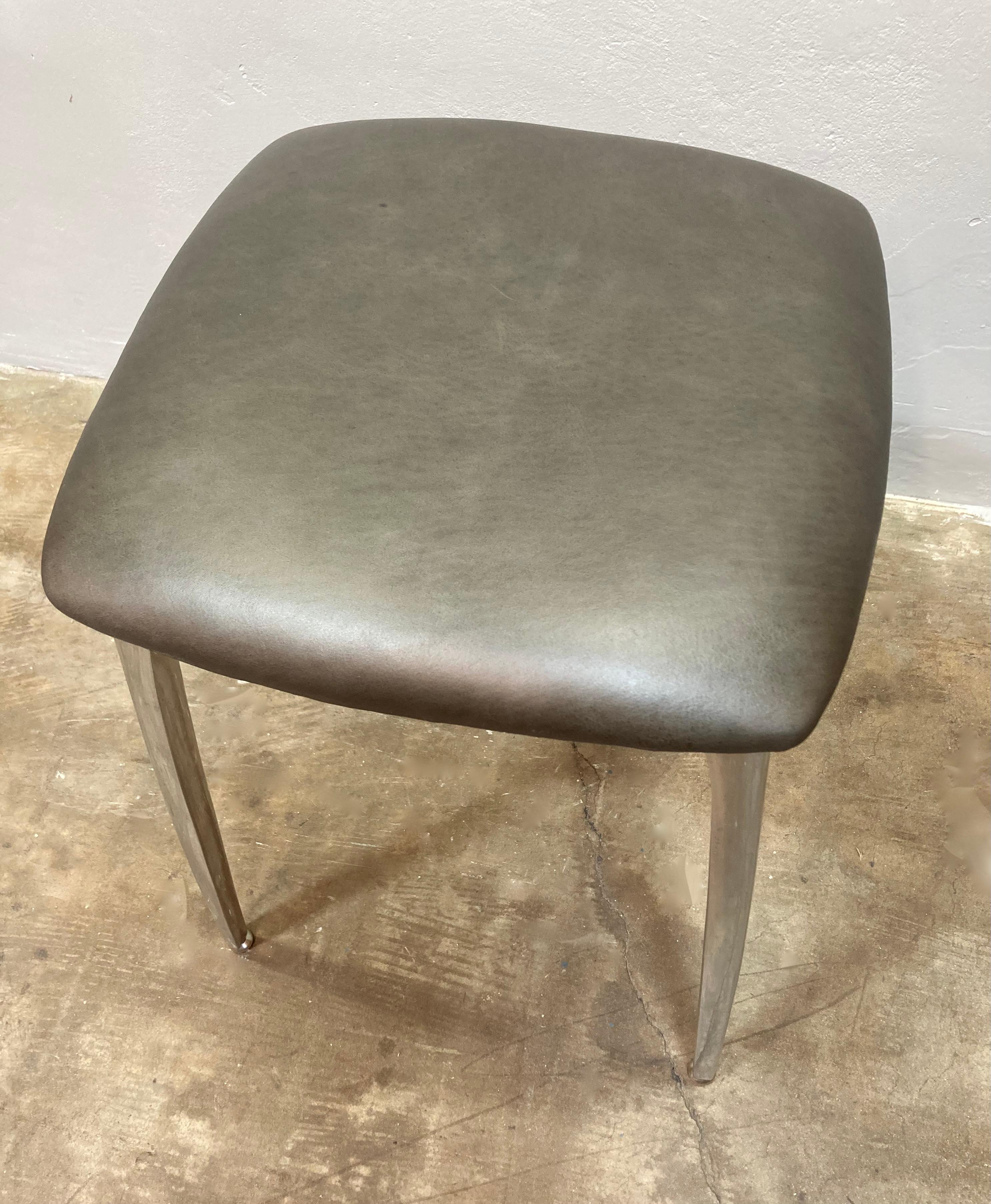 Moulage Tabouret sans dossier en aluminium moulé avec assise en cuir neuf en vente