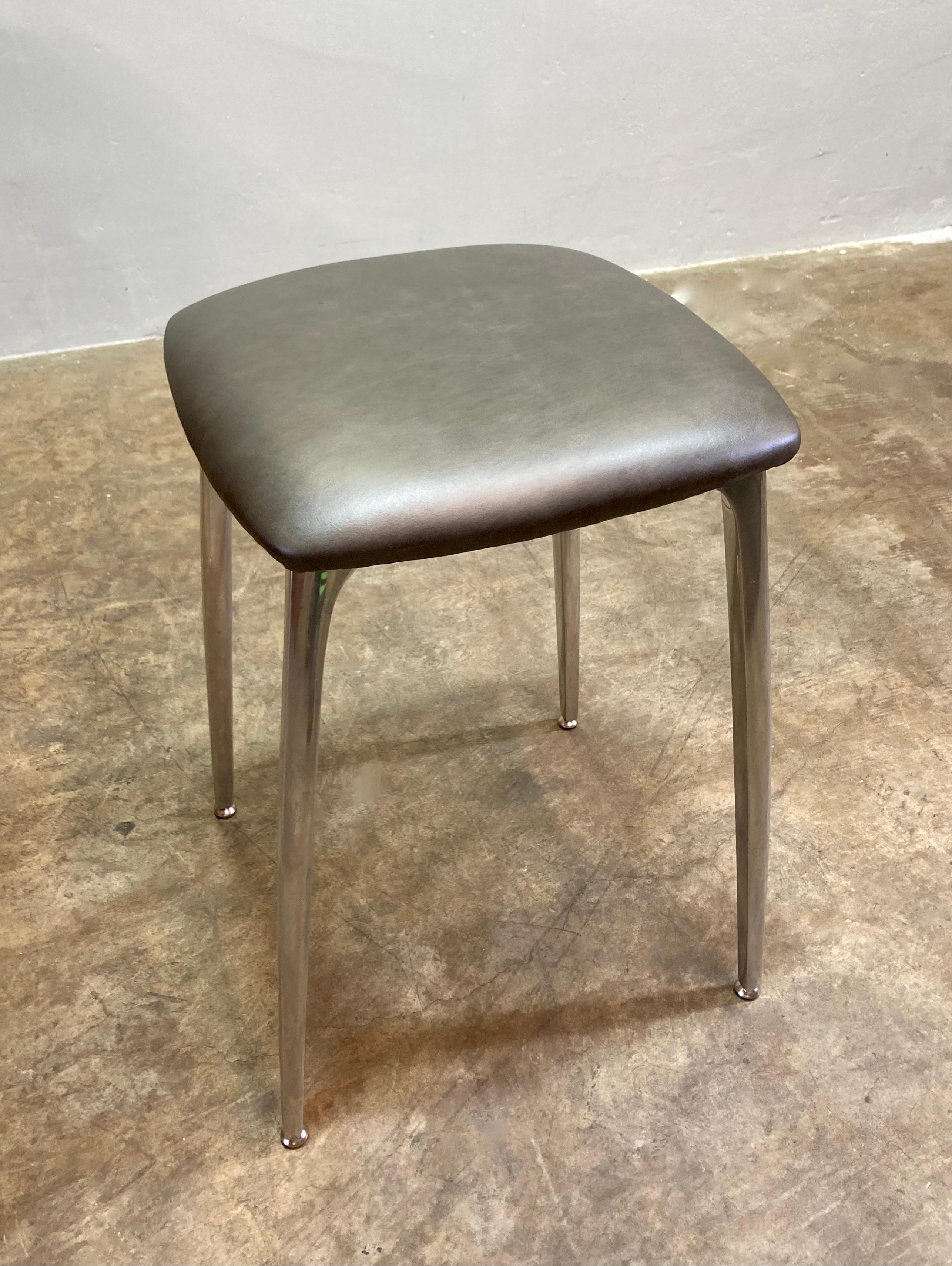 Tabouret sans dossier en aluminium moulé avec assise en cuir neuf Excellent état - En vente à Alhambra, CA