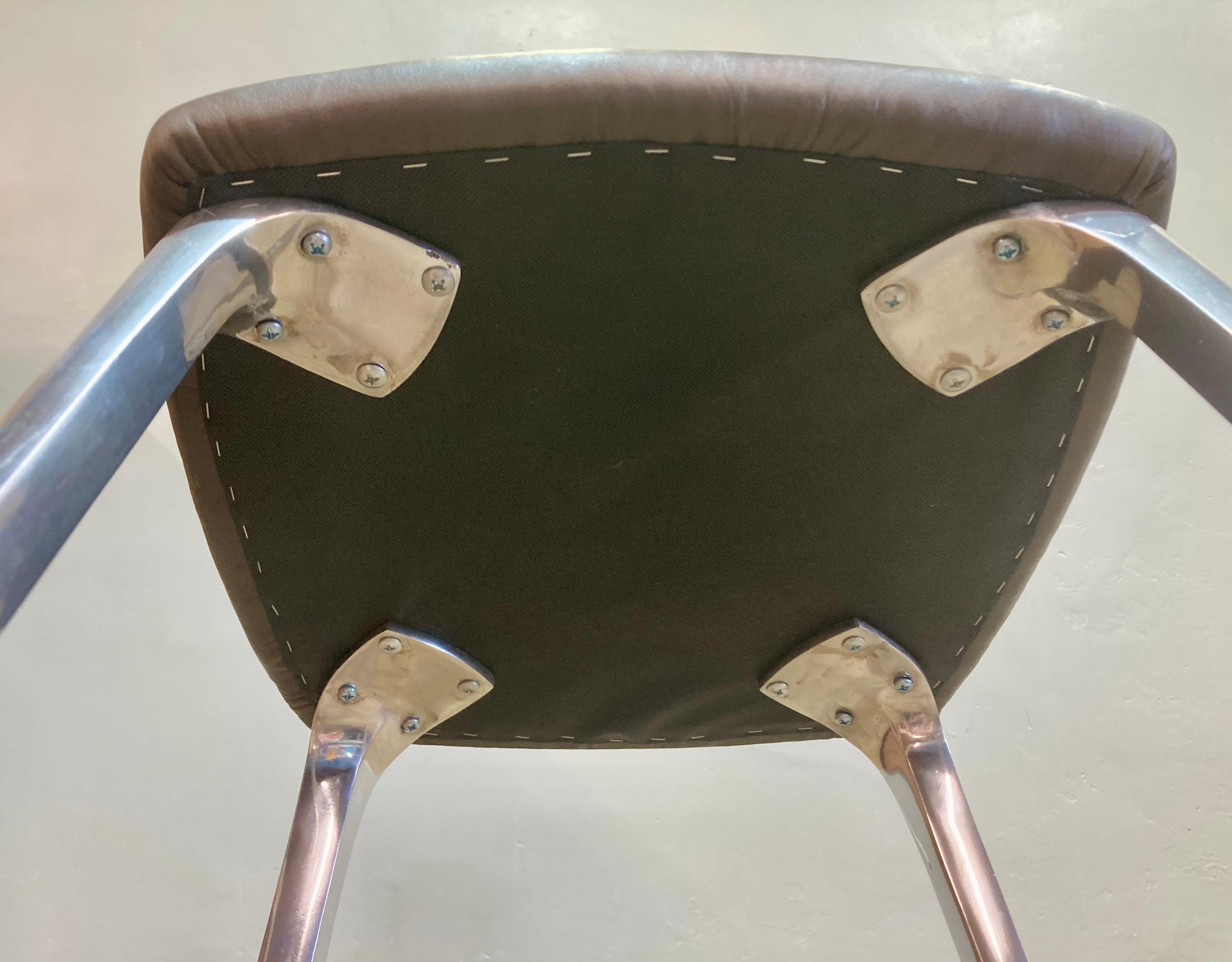 Aluminium Tabouret sans dossier en aluminium moulé avec assise en cuir neuf en vente