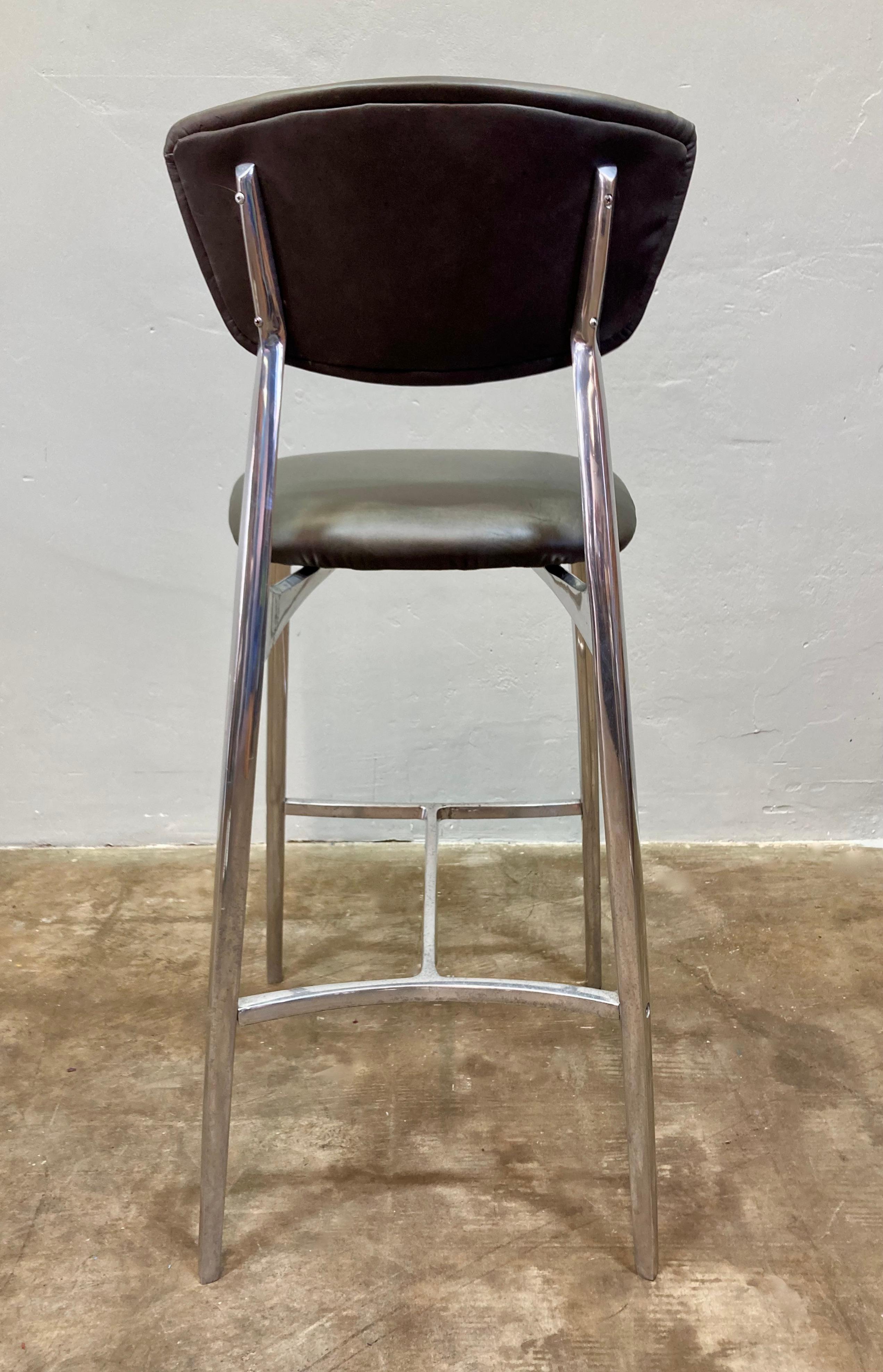 Mid-Century moderno Sgabello da bar in alluminio fuso con rivestimento in pelle fresca in vendita