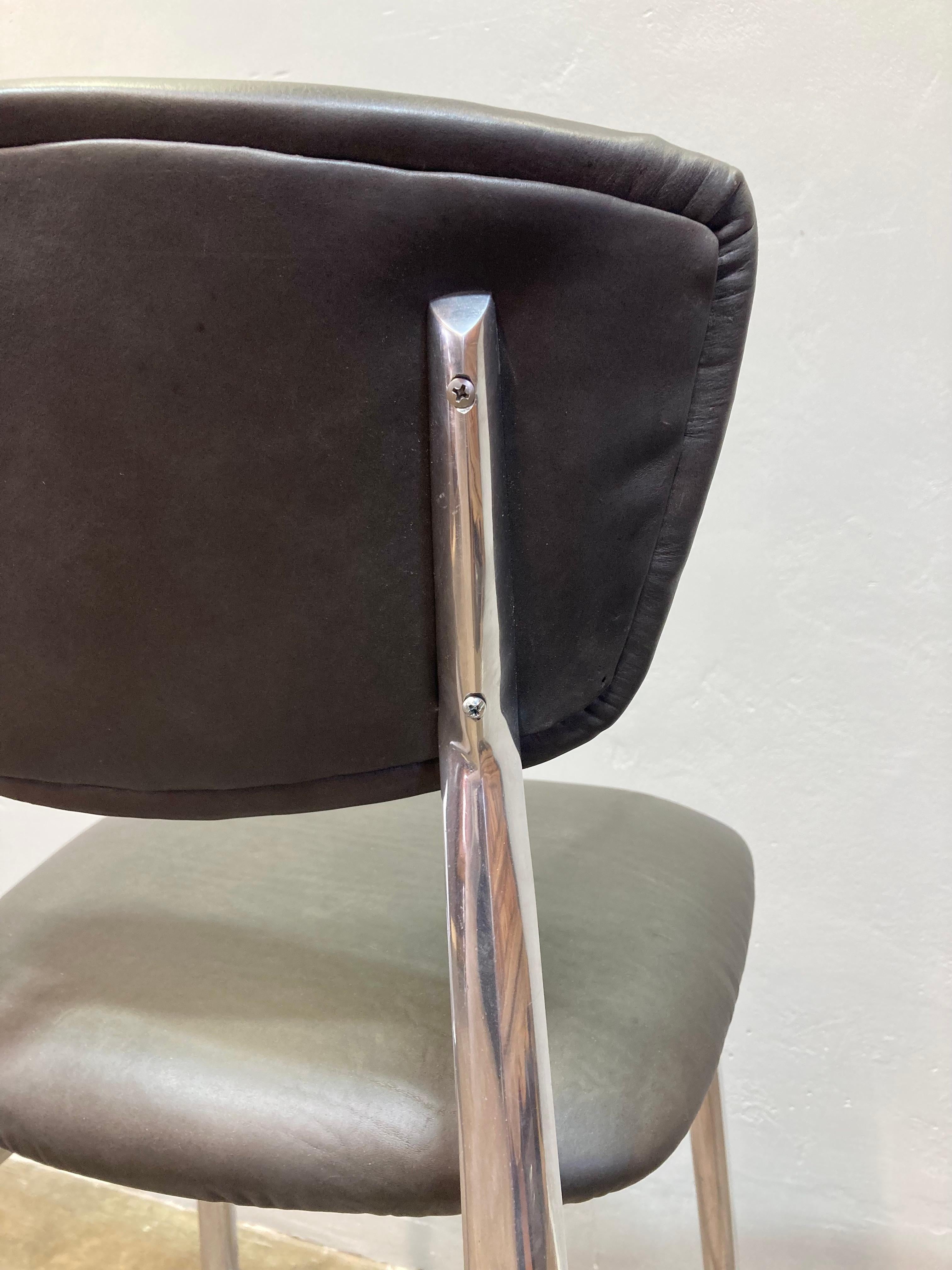 Sgabello da bar in alluminio fuso con rivestimento in pelle fresca in vendita 1