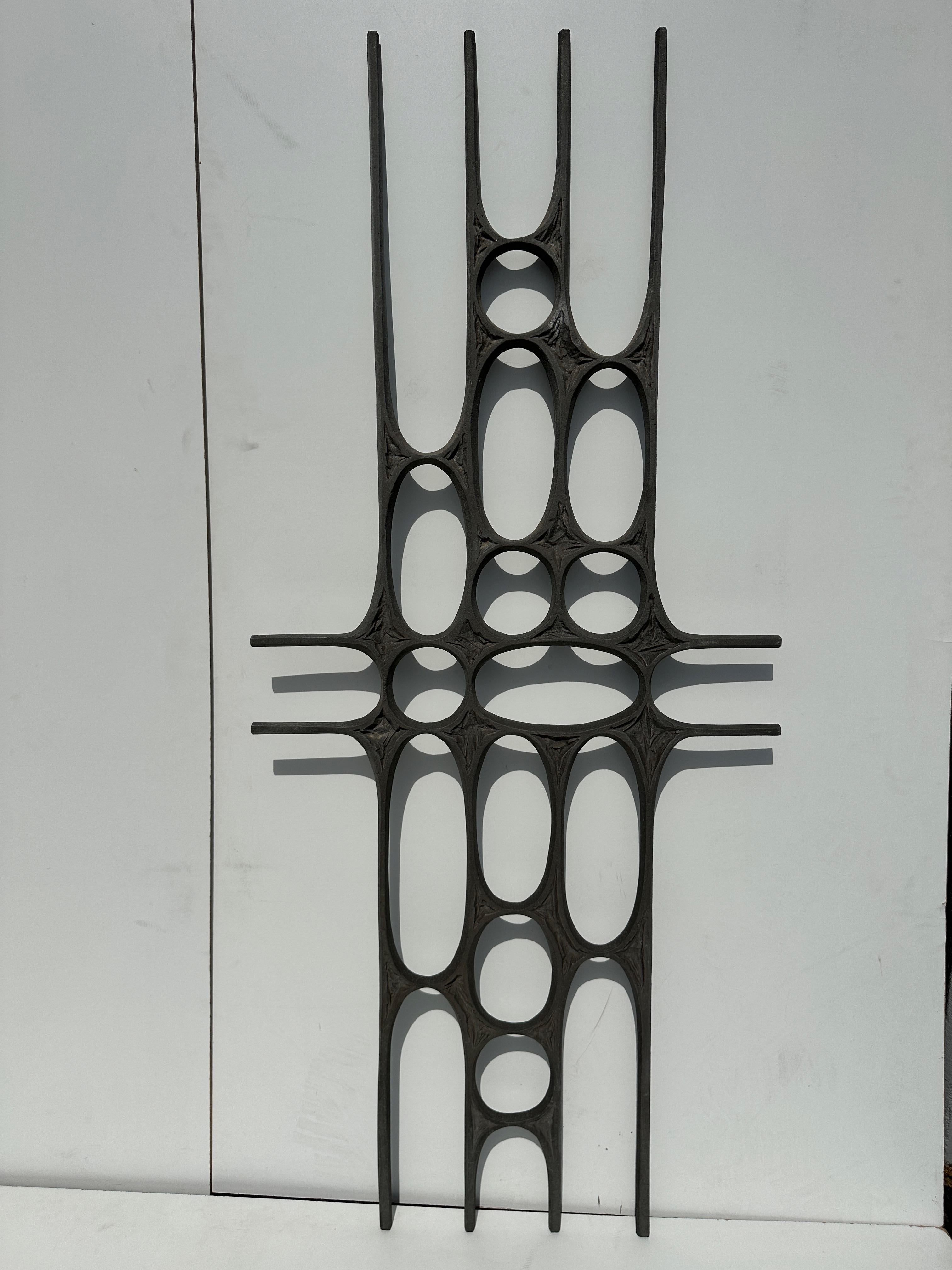 Reja de puerta brutalista de aluminio fundido o decoración de pared. Se puede atornillar a tu puerta existente sin grandes obras. Las últimas fotos muestran la parte trasera con los agujeros para los tornillos y los tornillos. Un artículo similar