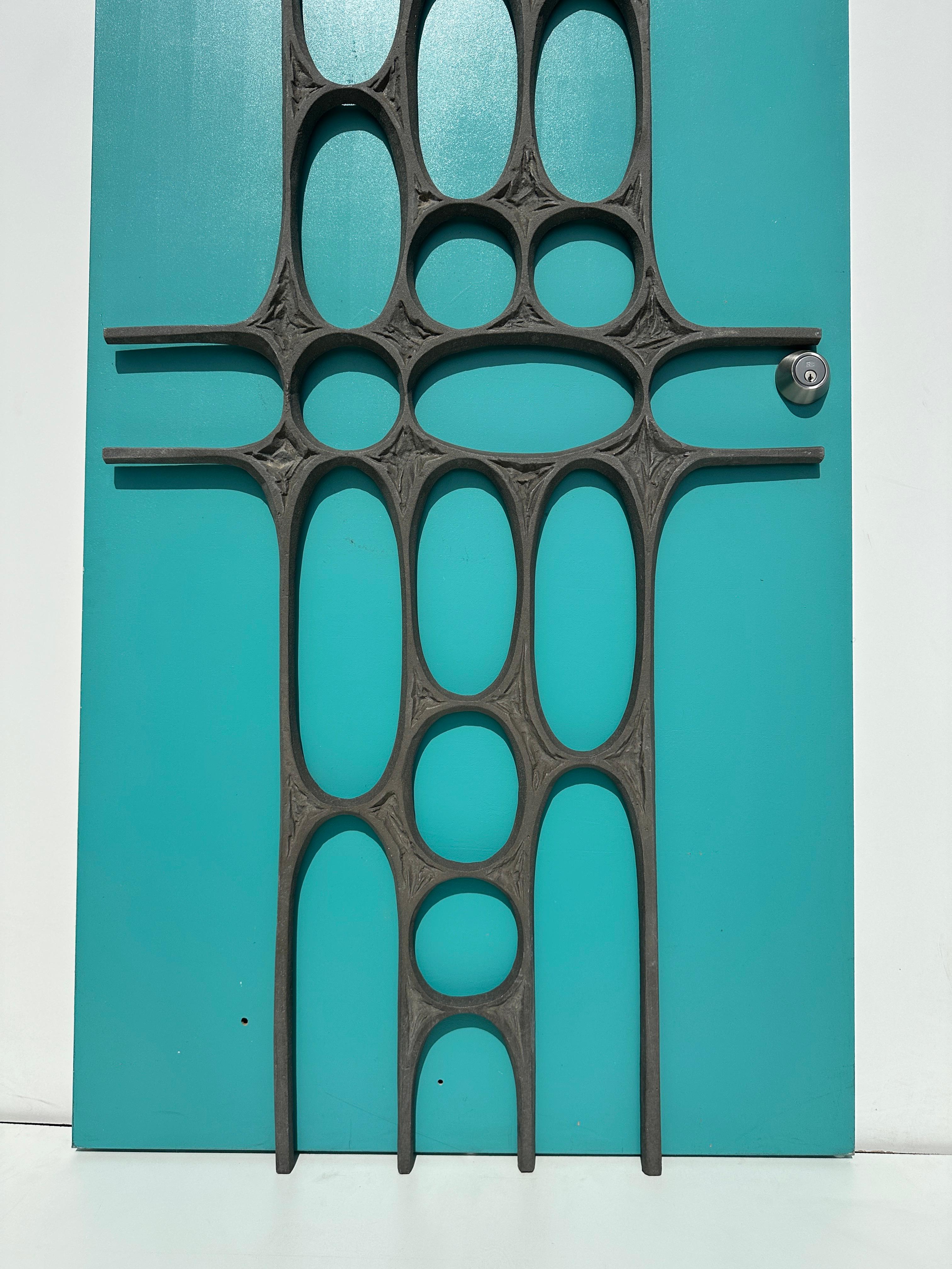 Panel de Puerta Brutalista de Aluminio Fundido en Bueno estado para la venta en North Hollywood, CA