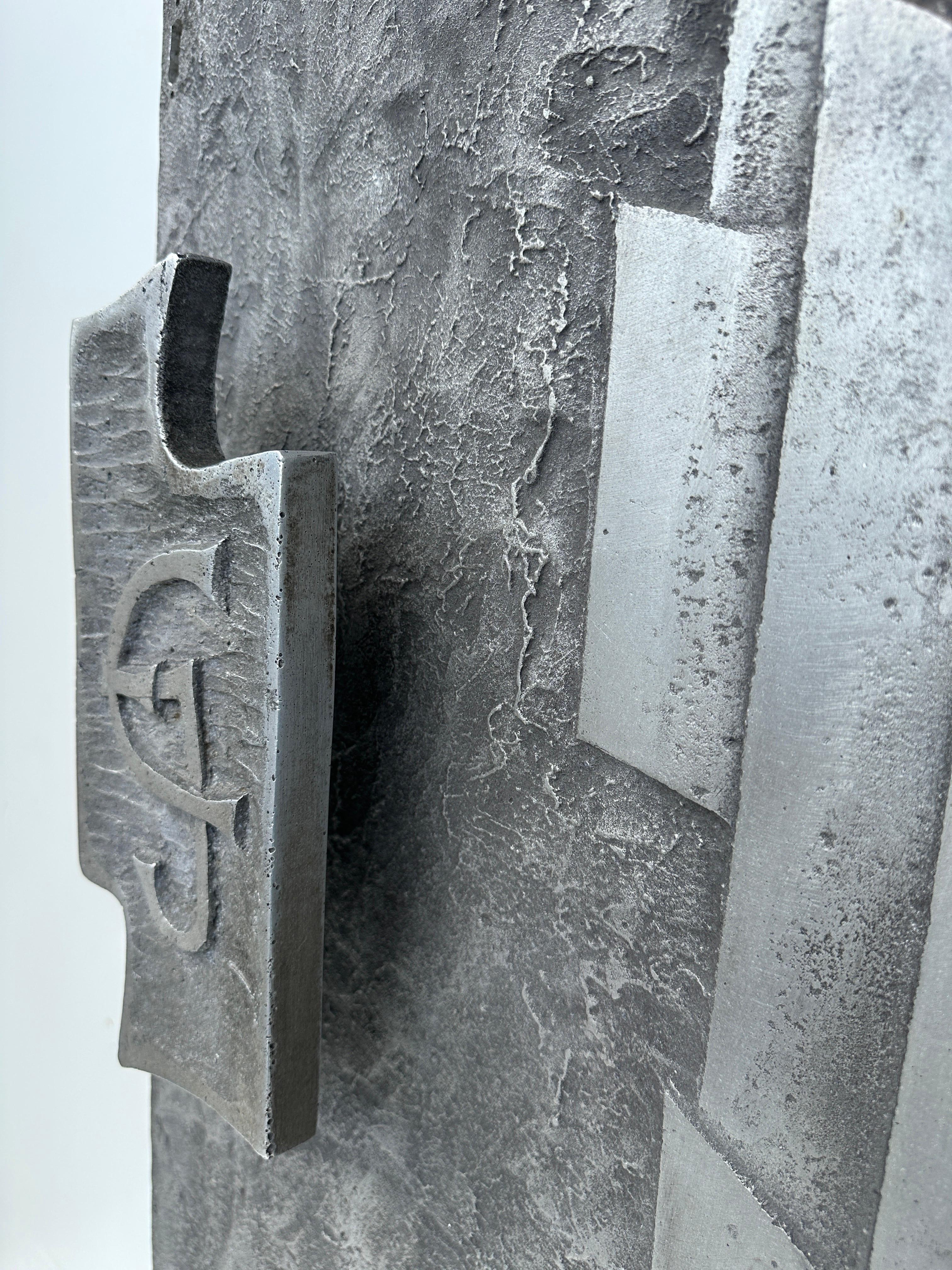 Panneau de porte brutaliste en aluminium moulé avec poignée en vente 2