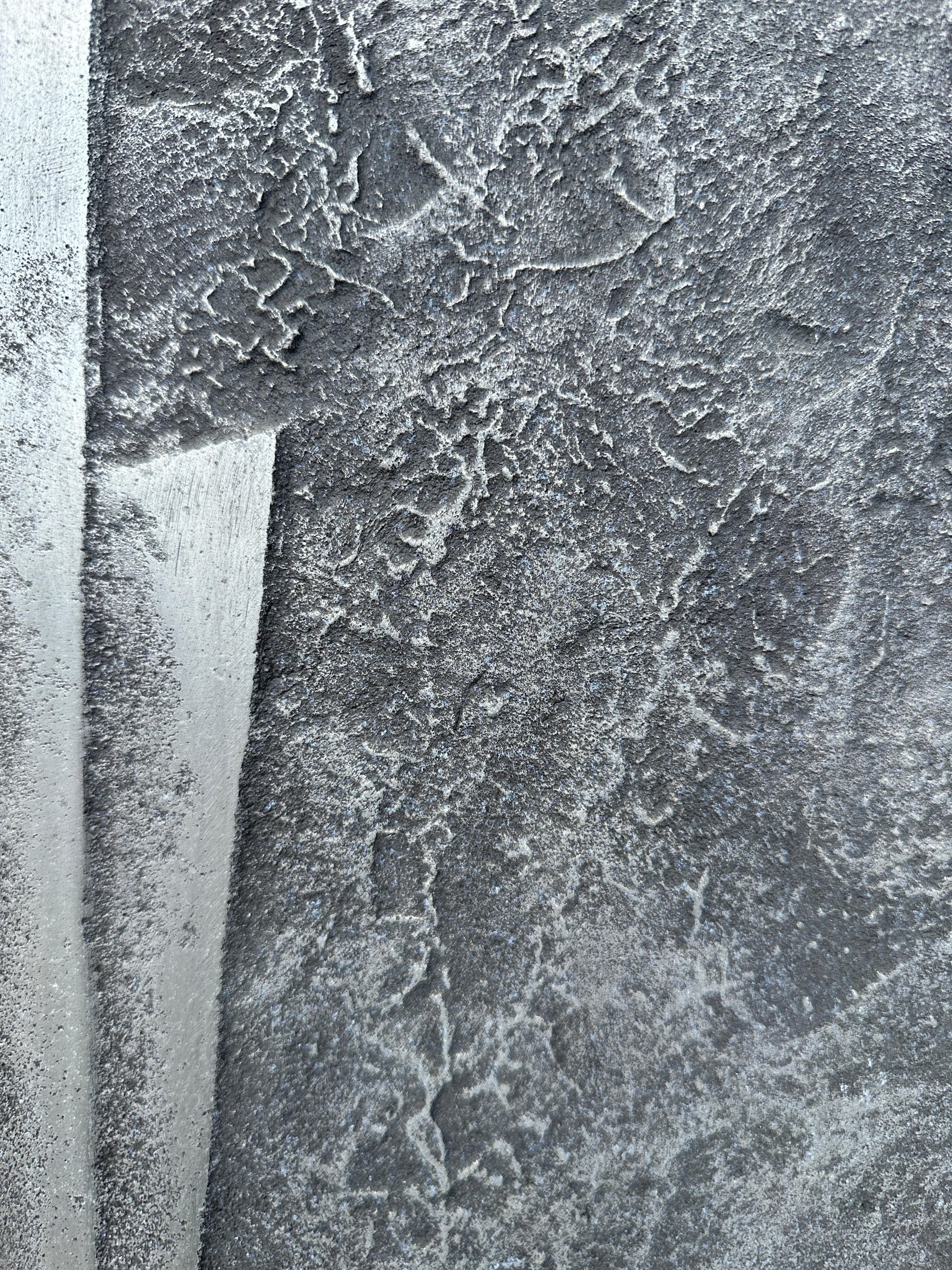 Panneau de porte brutaliste en aluminium moulé avec poignée en vente 4