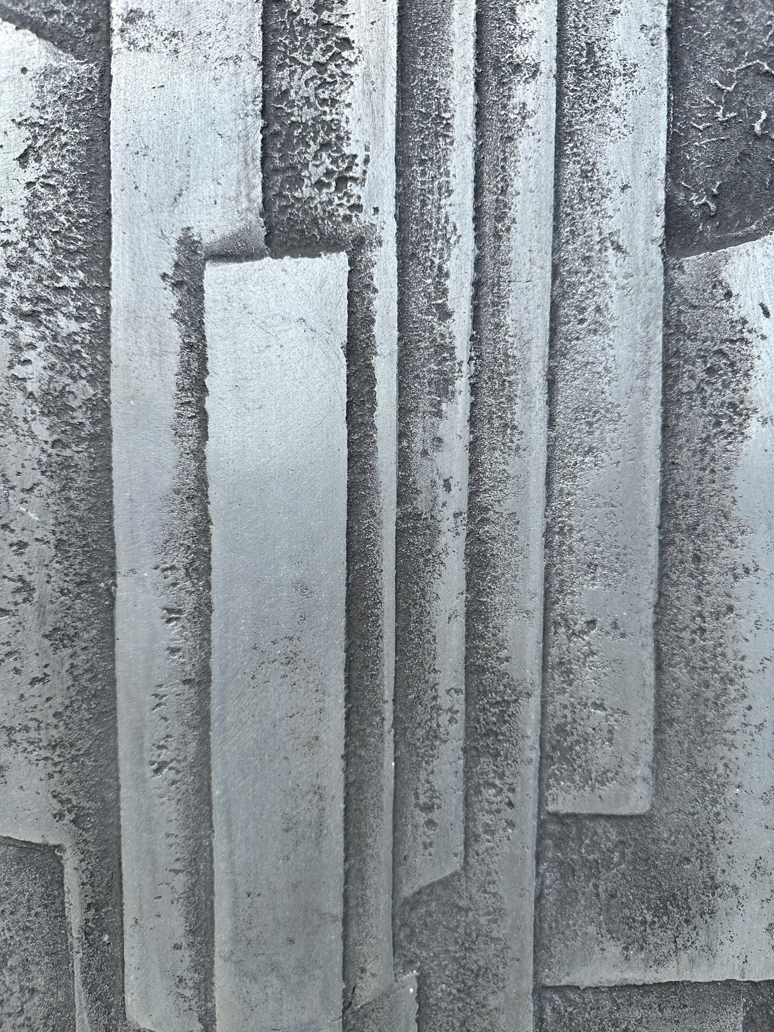 Panneau de porte brutaliste en aluminium moulé avec poignée en vente 5