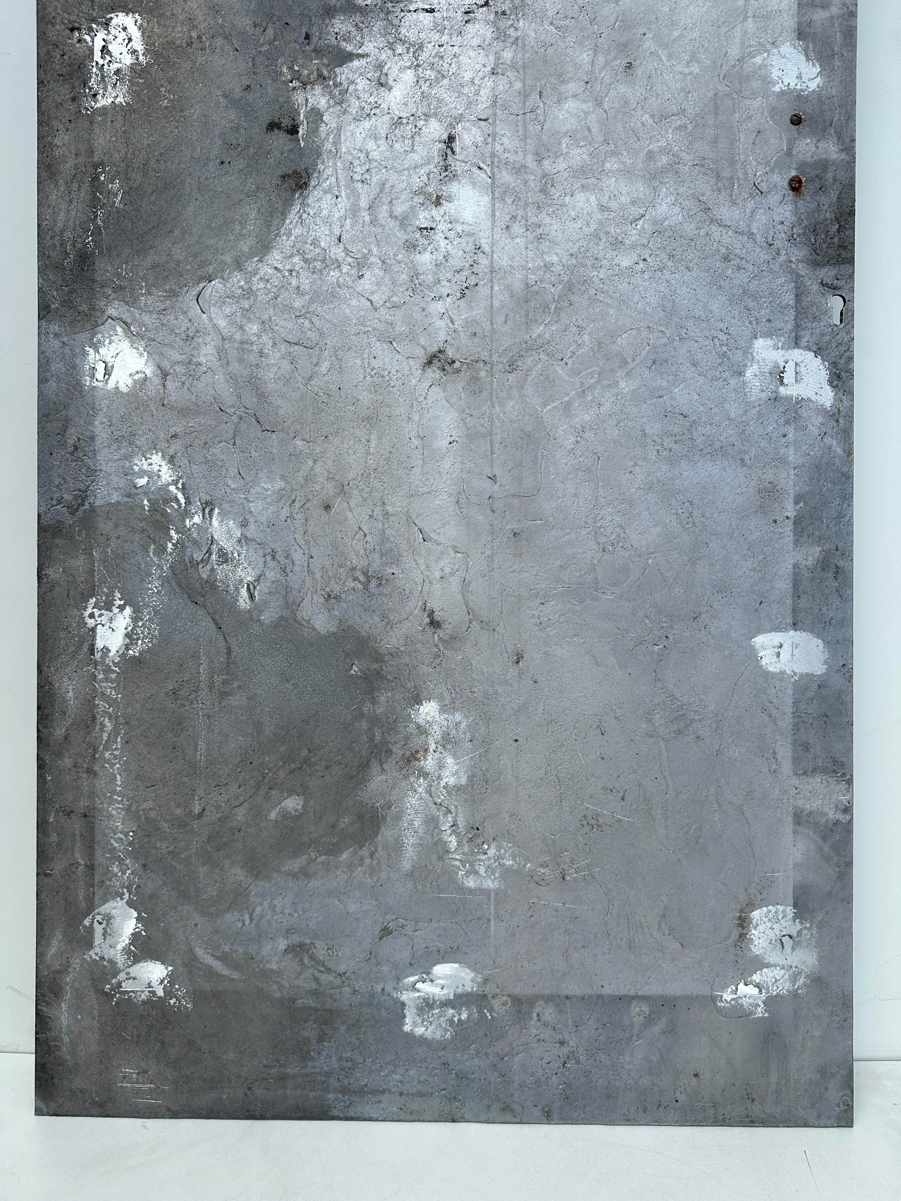 Panneau de porte brutaliste en aluminium moulé avec poignée en vente 8