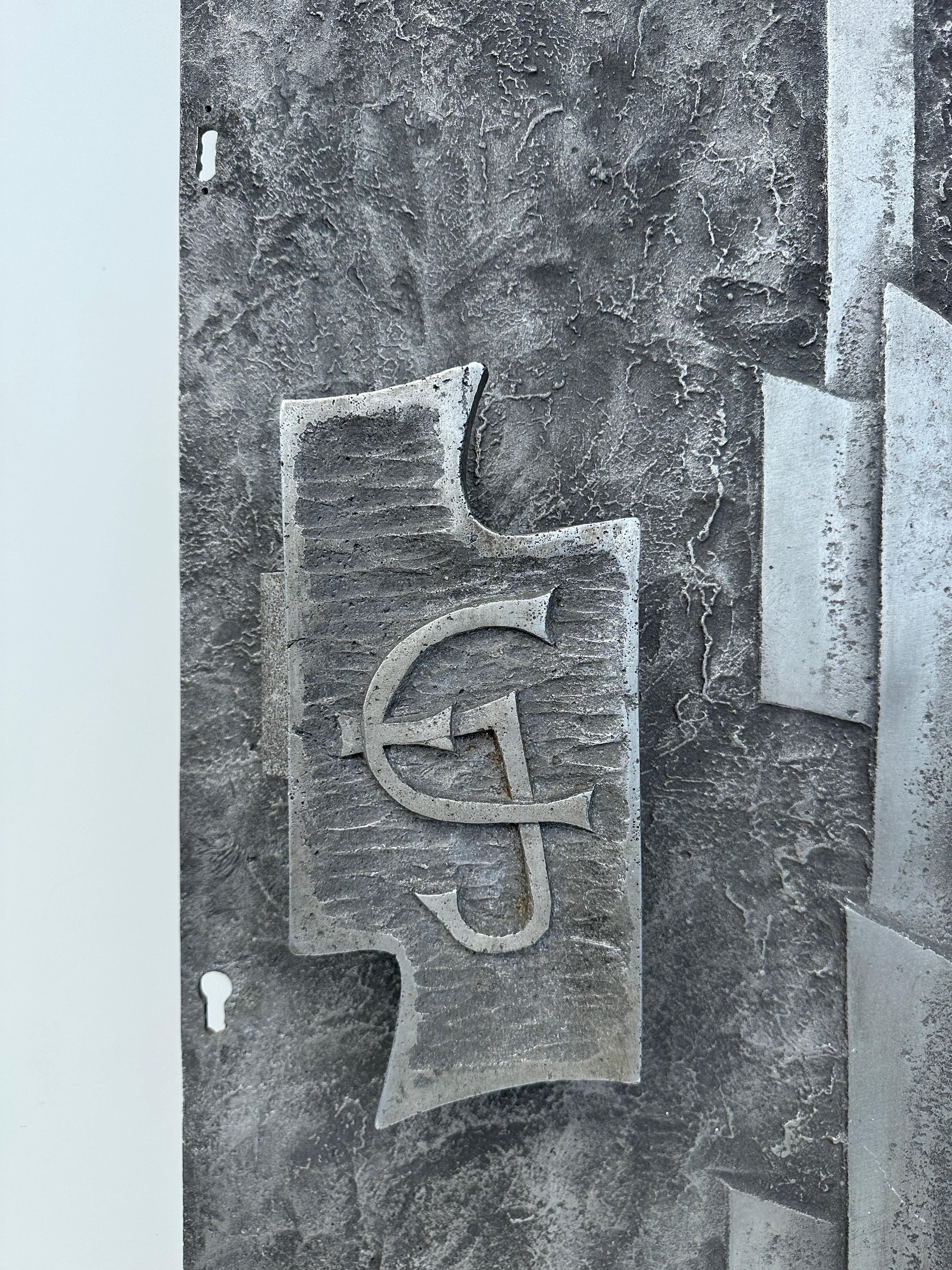 Moulage Panneau de porte brutaliste en aluminium moulé avec poignée en vente