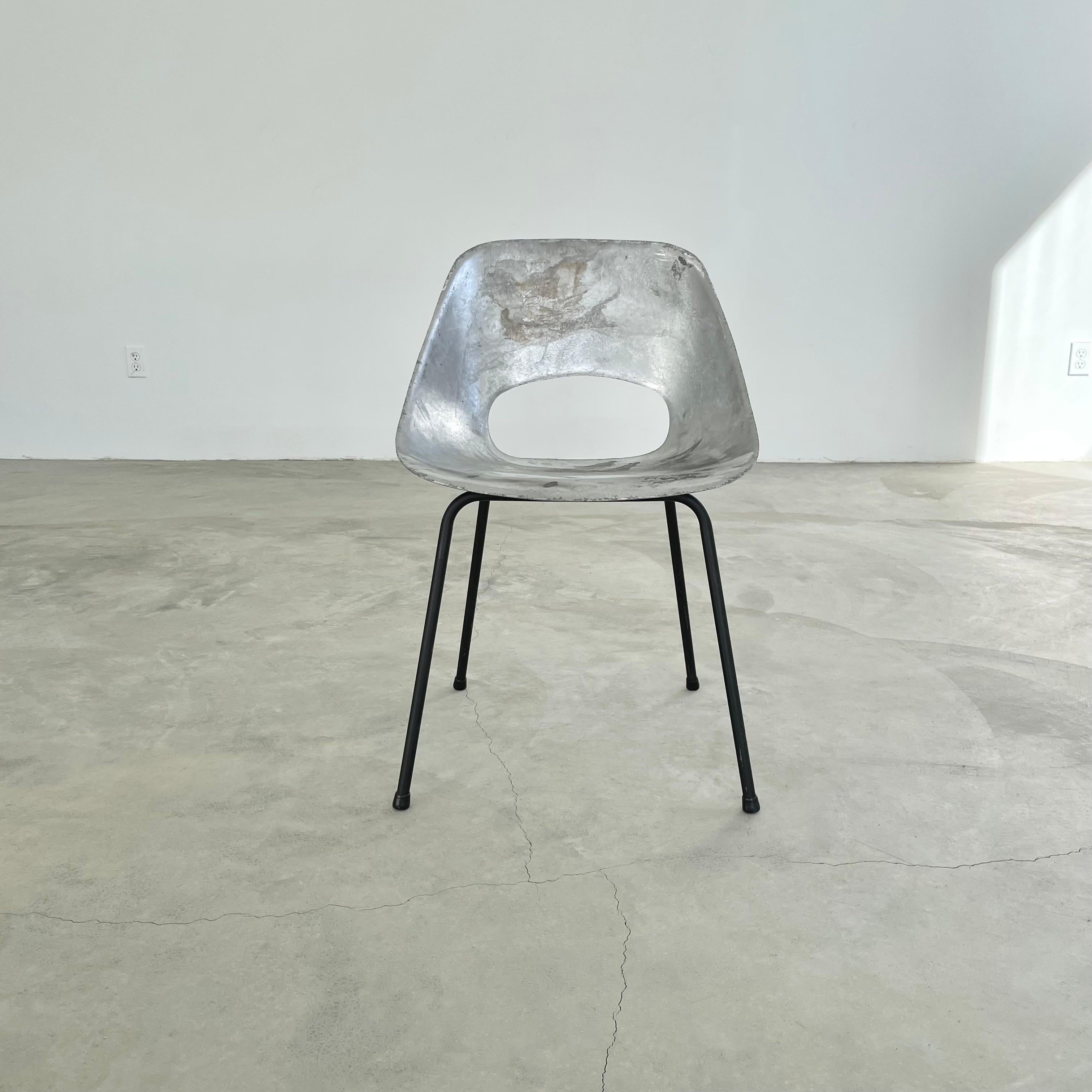 Chaise en aluminium moulé de Pierre Guariche en vente 2