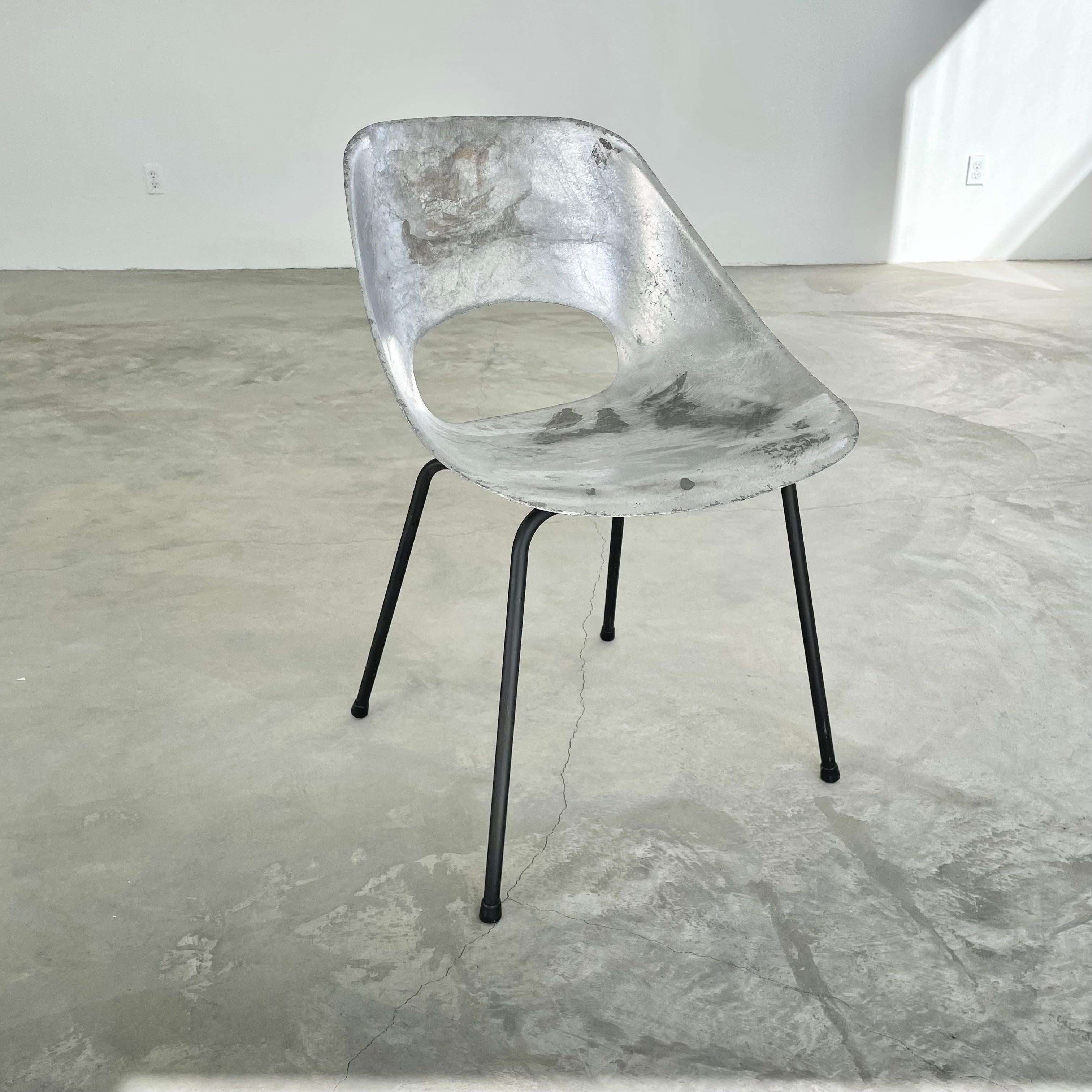 Chaise en aluminium moulé de Pierre Guariche en vente 3