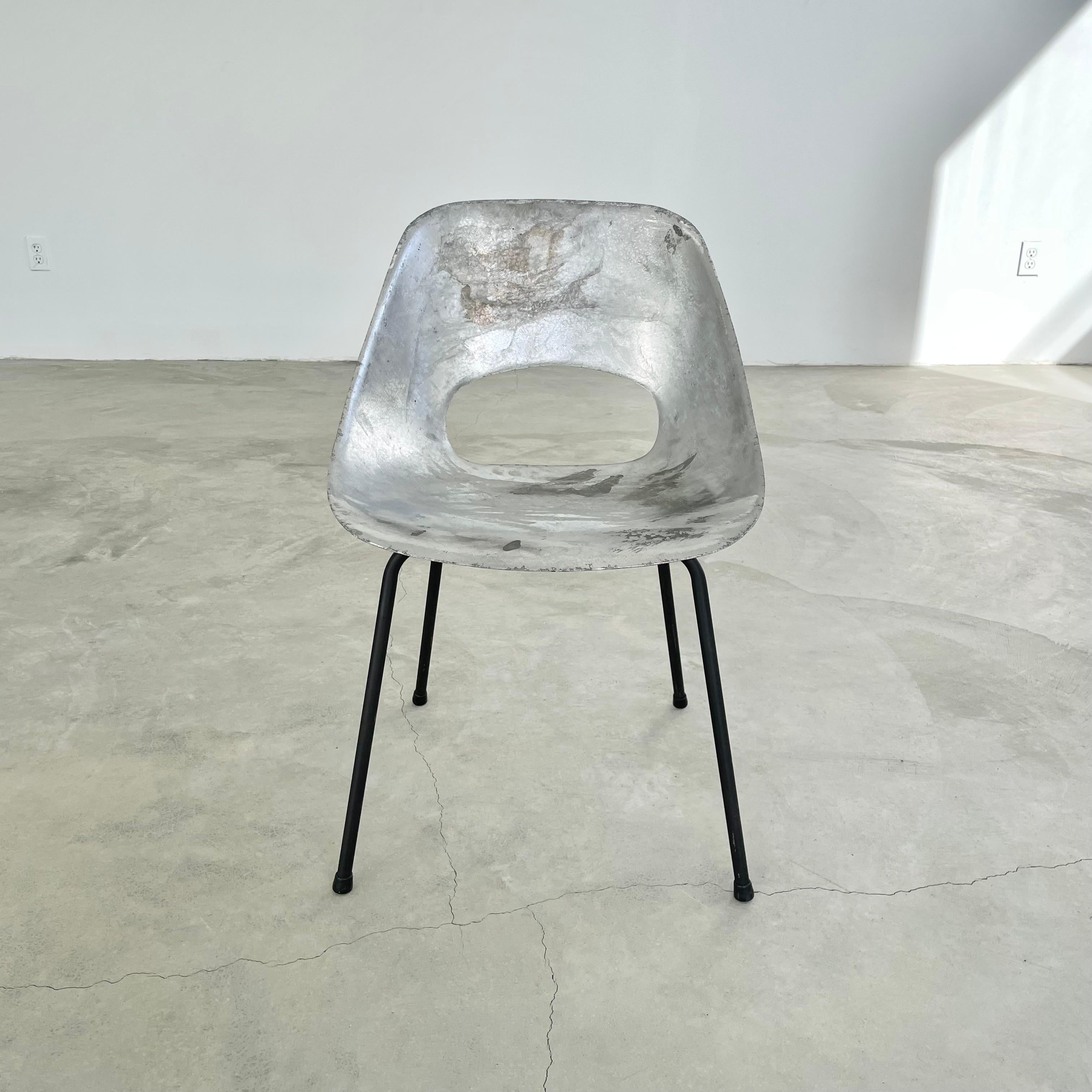 Wunderschöne Aluminiumstühle von Pierre Guariche. Der Rahmen aus Aluminiumguss steht auf vier Eisenbeinen. Toller Vintage-Zustand und schön minimalistisches Design. Äußerst selten. Die unkonventionelle Schönheit dieser Stühle macht sie zu einem