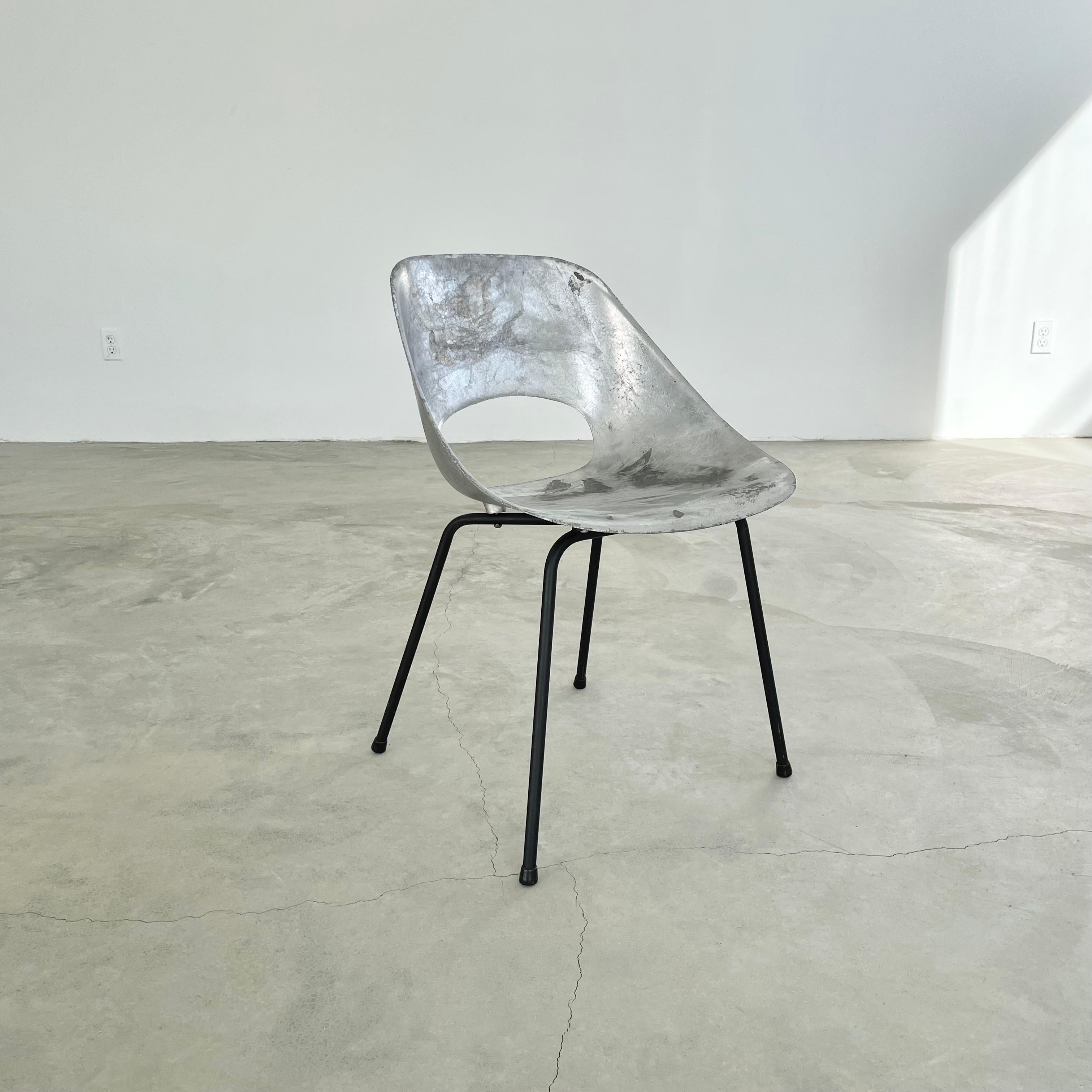 Stuhl aus Aluminiumguss von Pierre Guariche (Französisch) im Angebot