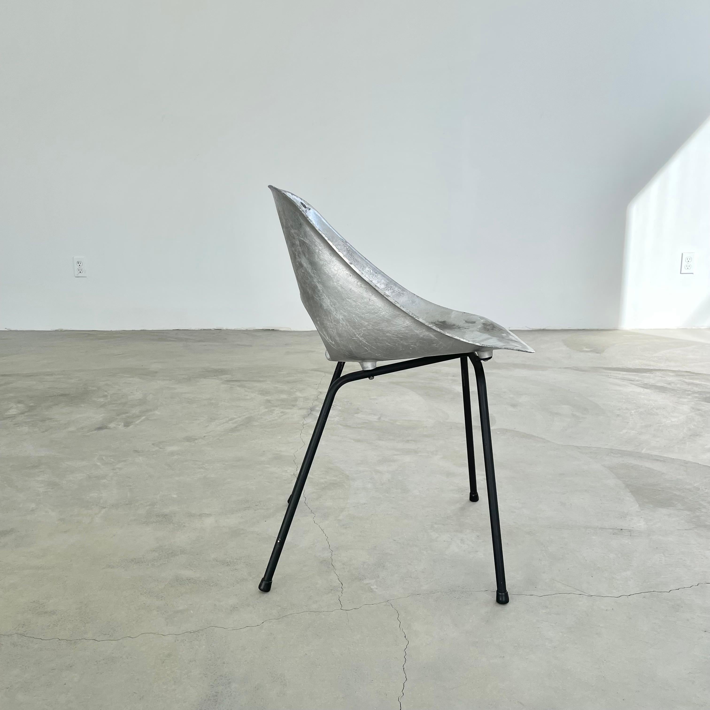 Stuhl aus Aluminiumguss von Pierre Guariche im Zustand „Hervorragend“ im Angebot in Los Angeles, CA