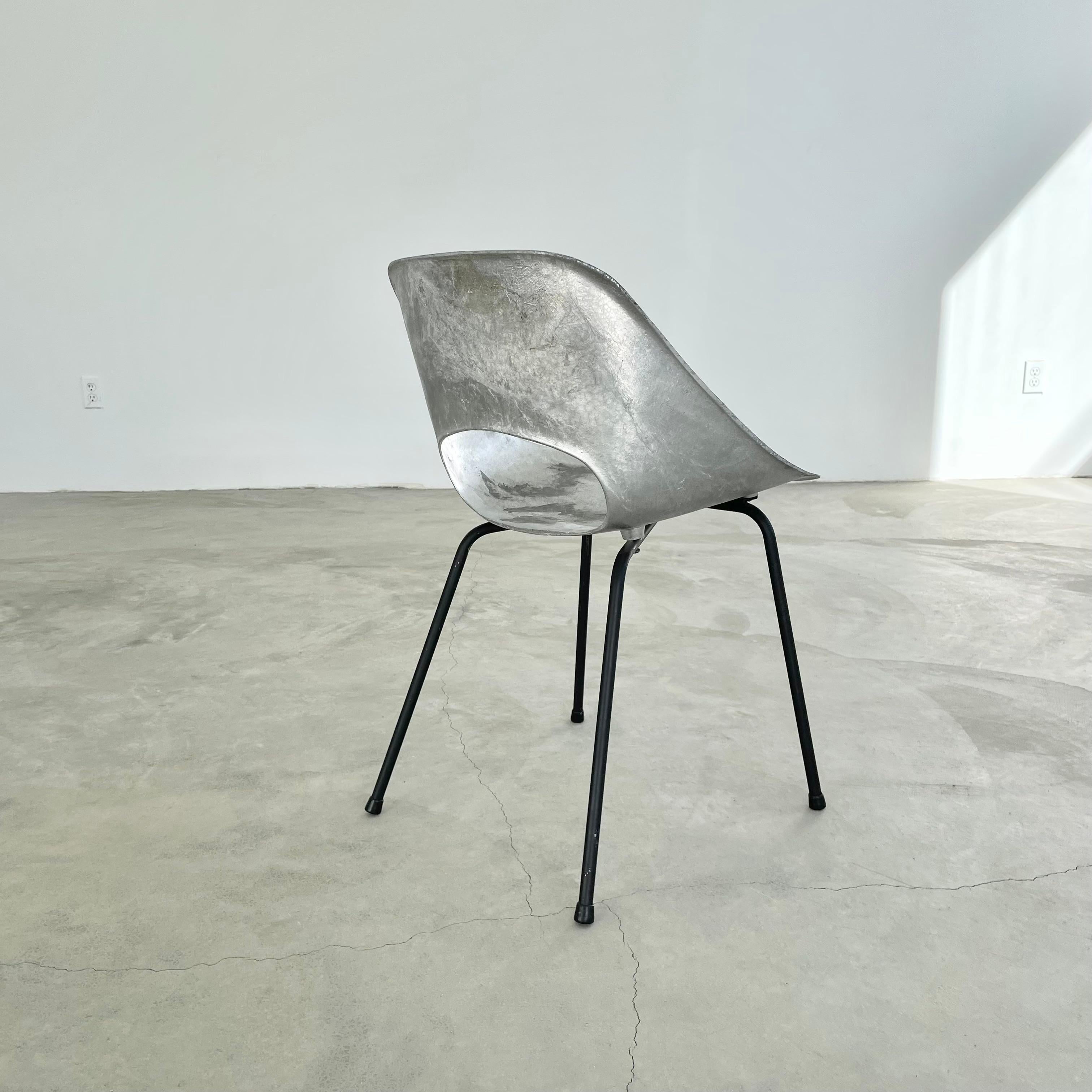 Stuhl aus Aluminiumguss von Pierre Guariche (Mitte des 20. Jahrhunderts) im Angebot