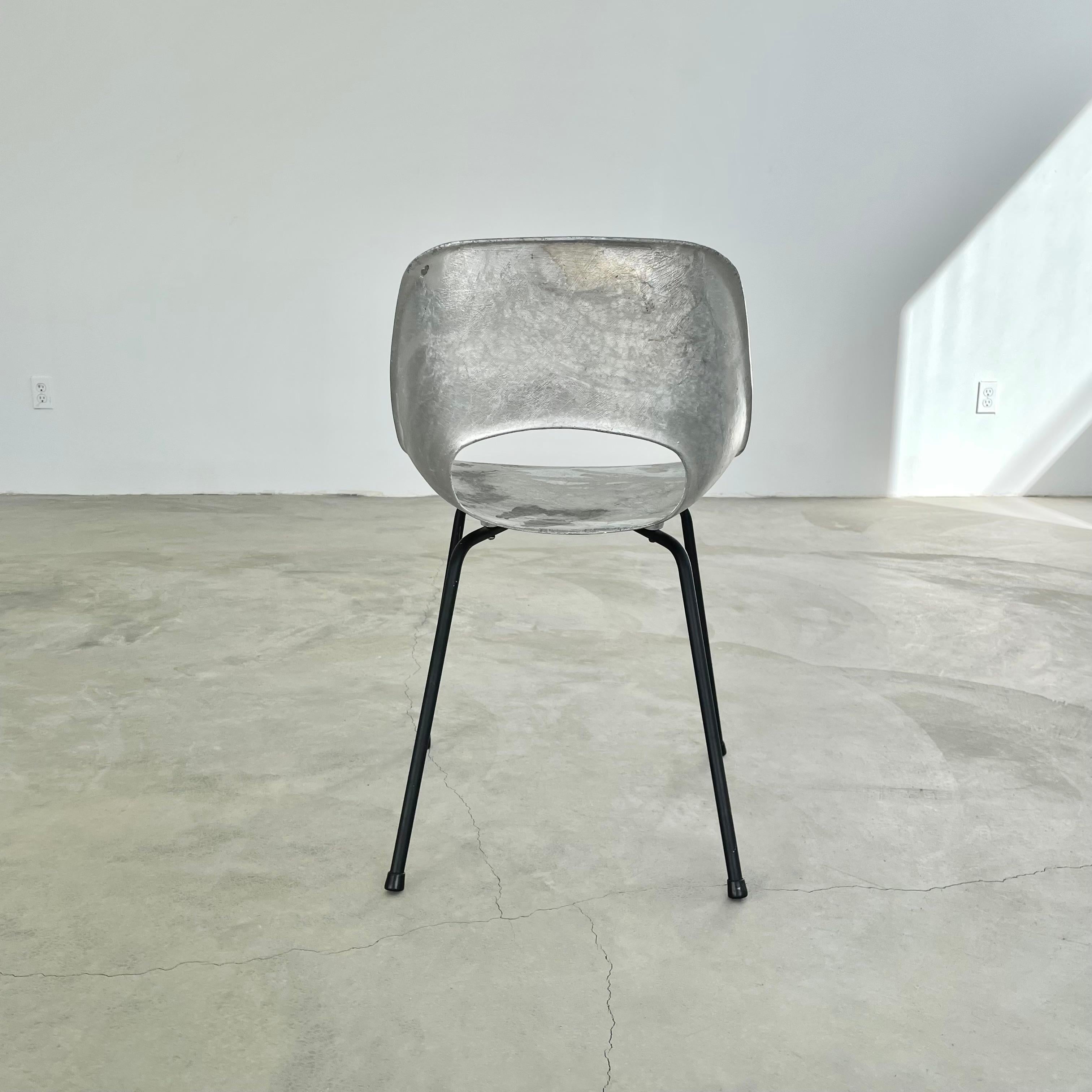 Stuhl aus Aluminiumguss von Pierre Guariche im Angebot 1