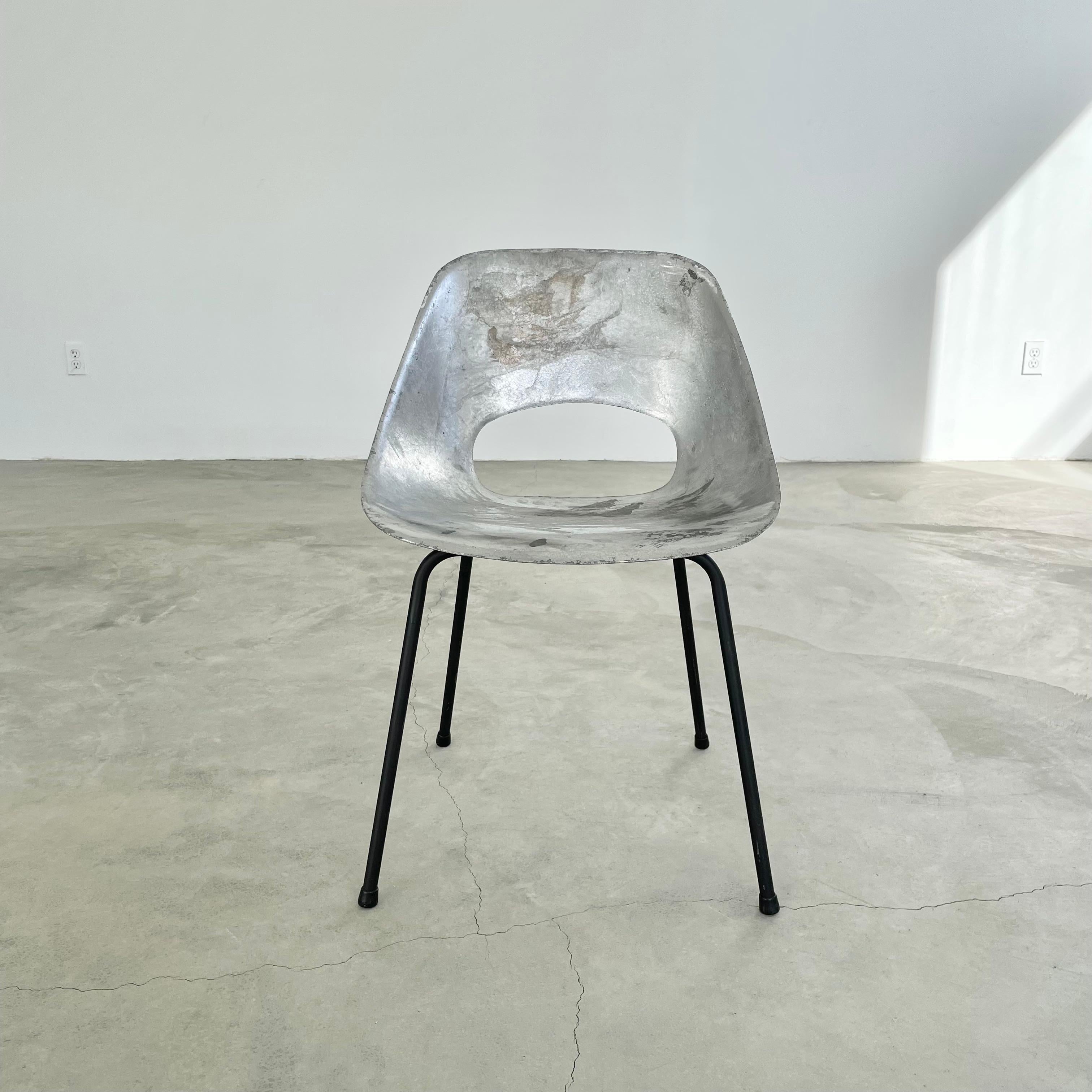 Aluminium Chaise en aluminium moulé de Pierre Guariche en vente