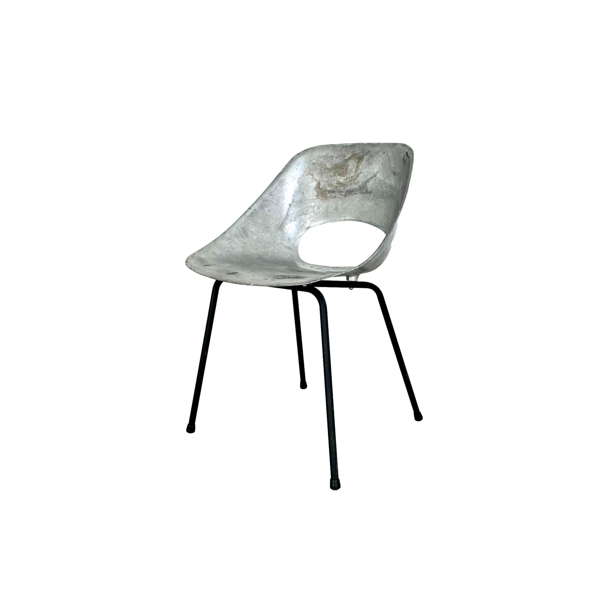 Chaise en aluminium moulé de Pierre Guariche