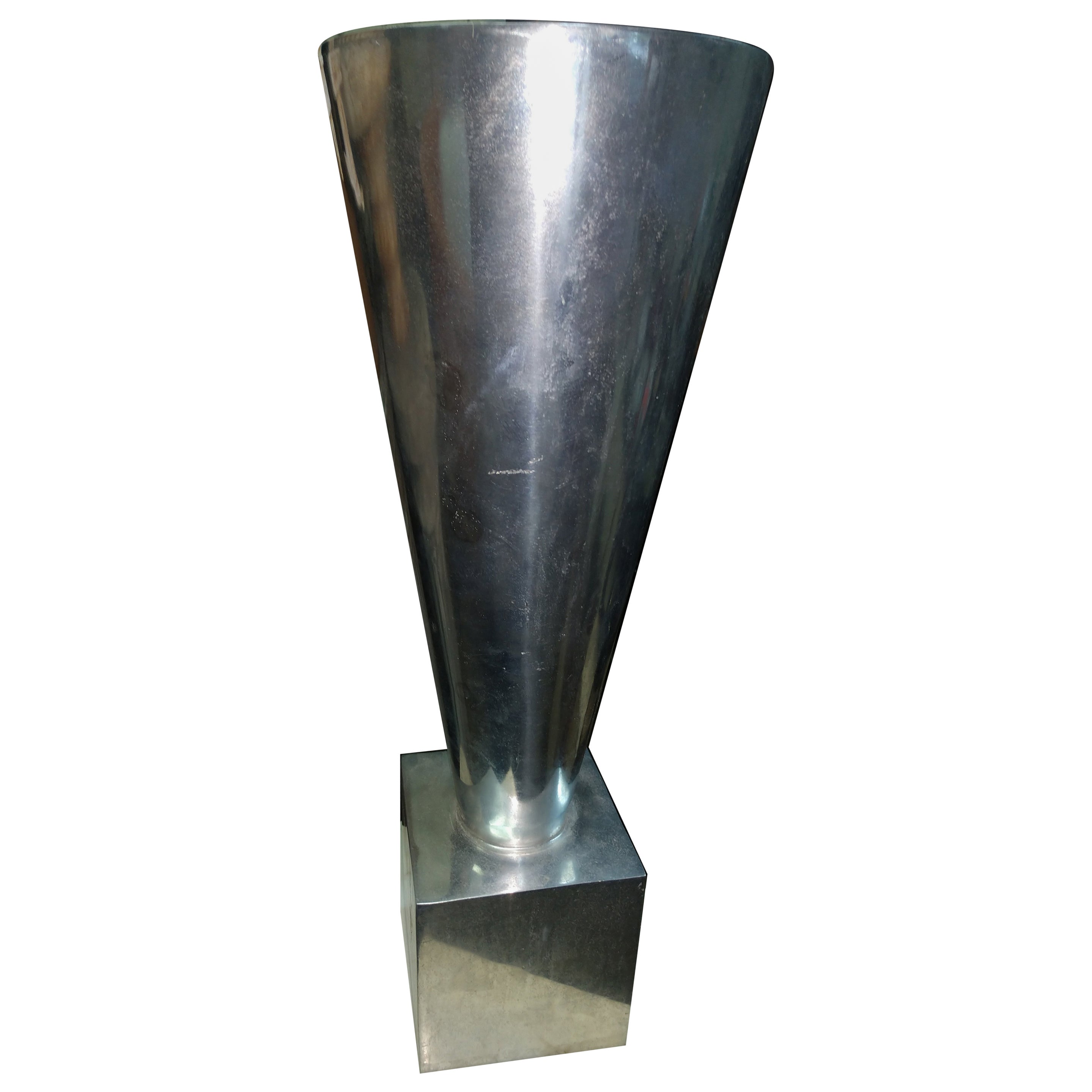 Scultura conica in alluminio fuso Vaso Urna firmato dall'artista in vendita