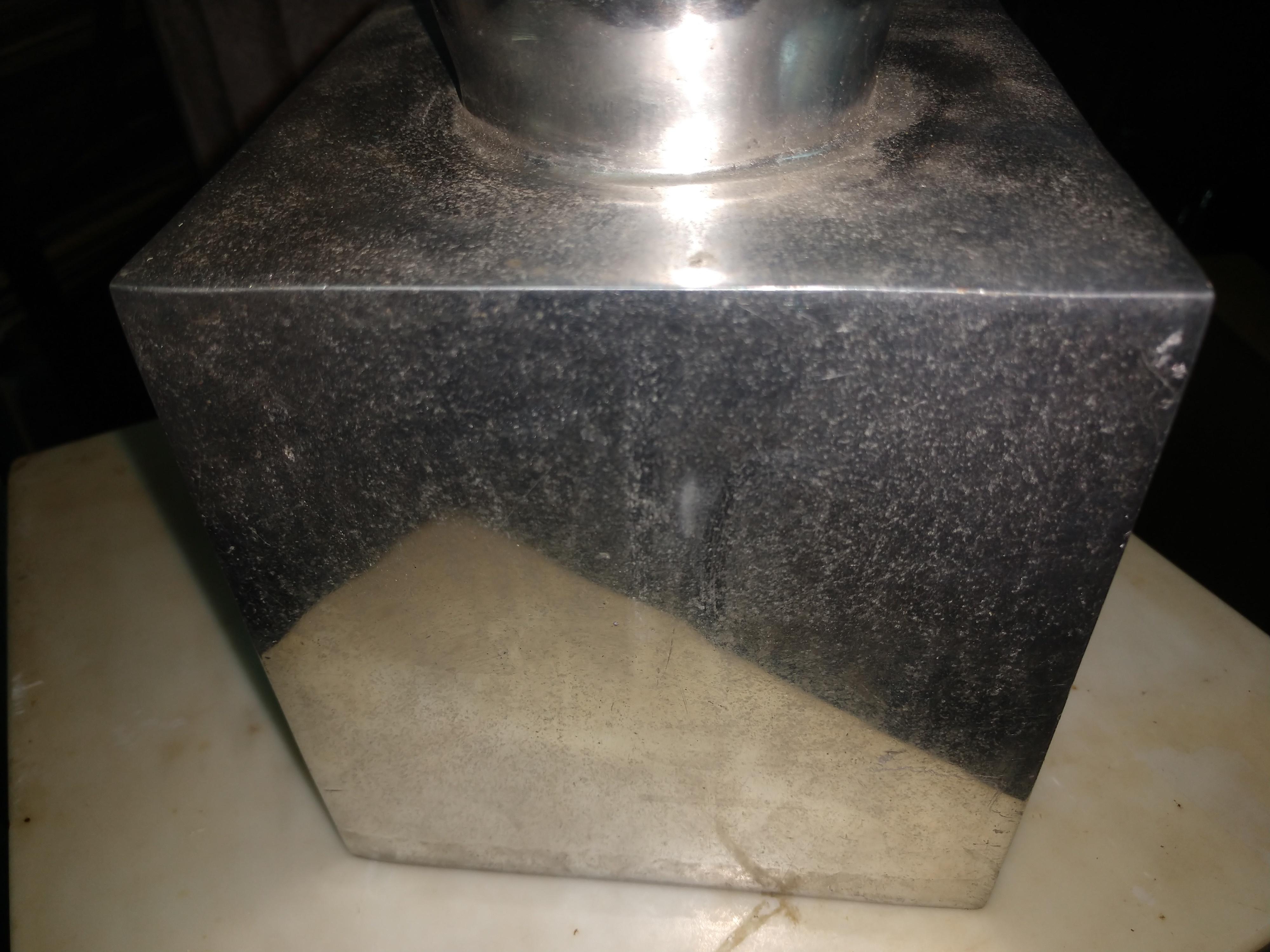 Escultura Jarrón Cónico de Aluminio Fundido Urna Firmada por Artista Vaciado en venta