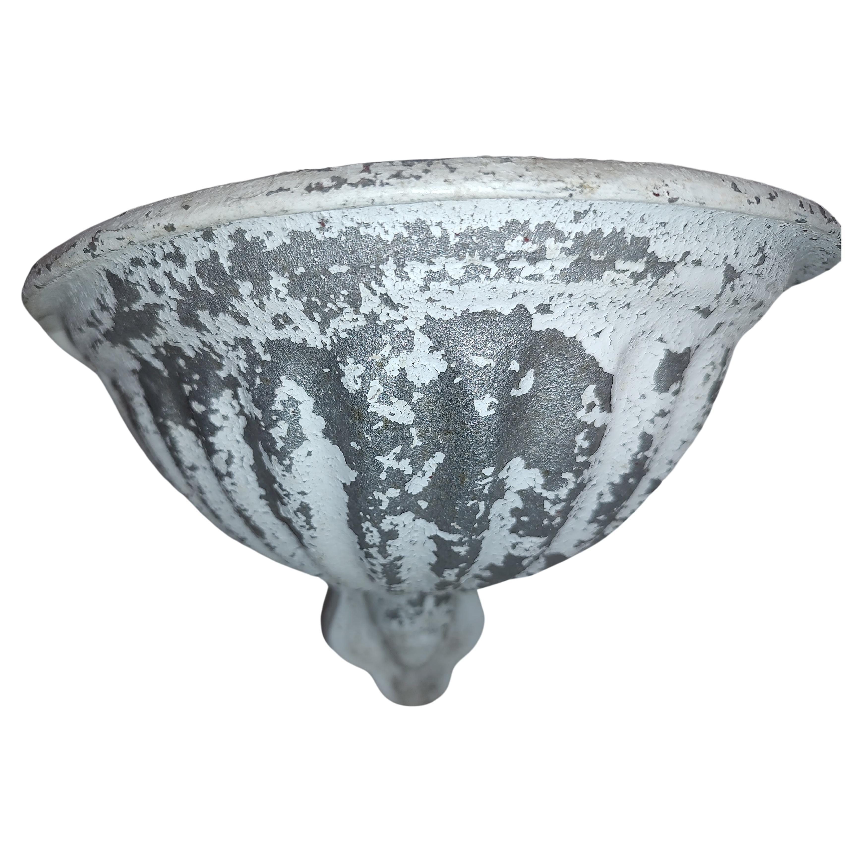 Fuente de pared con cabeza de león de aluminio fundido Jardinera Patterson London 1893 en Bueno estado para la venta en Port Jervis, NY