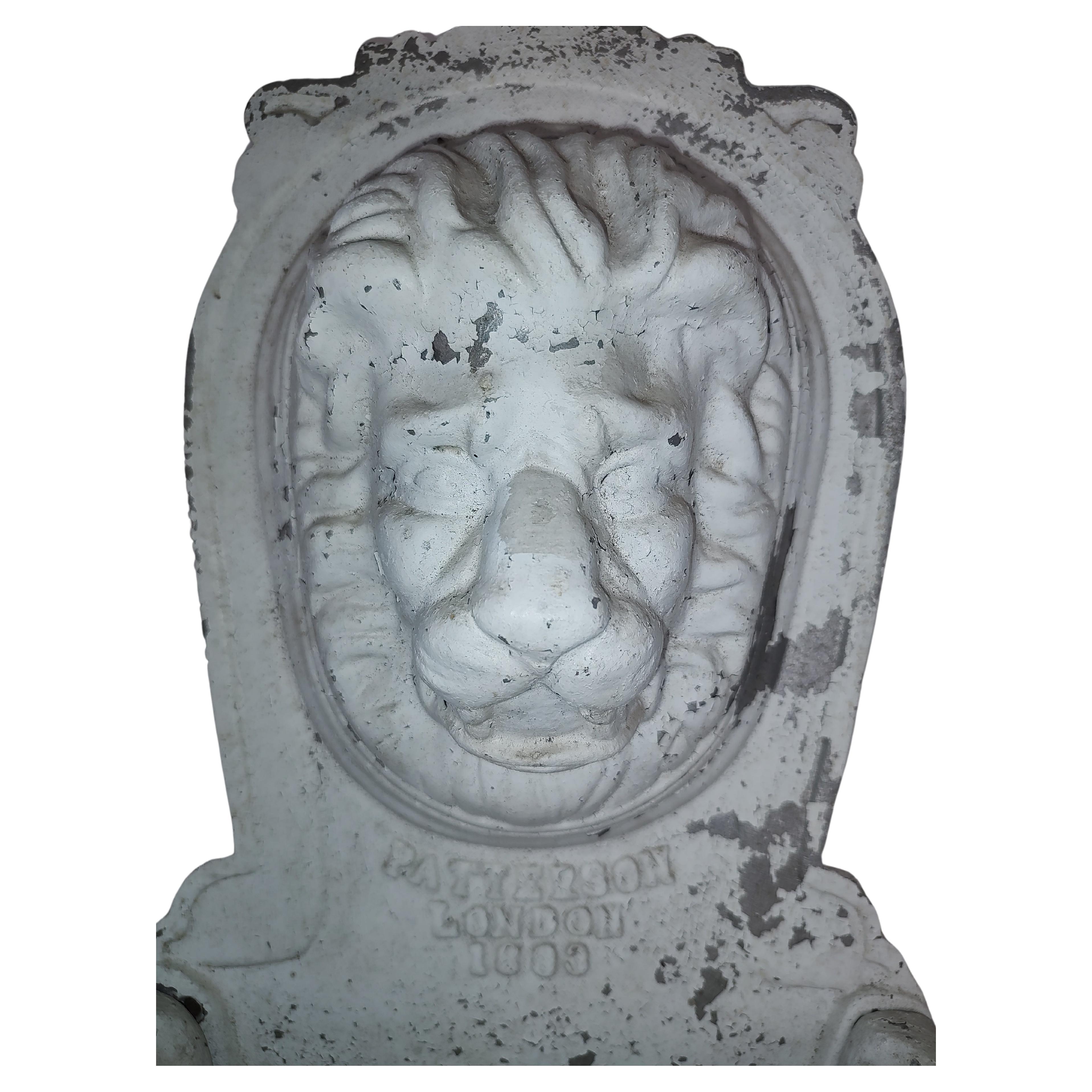 Fuente de pared con cabeza de león de aluminio fundido Jardinera Patterson London 1893 mediados del siglo XX en venta