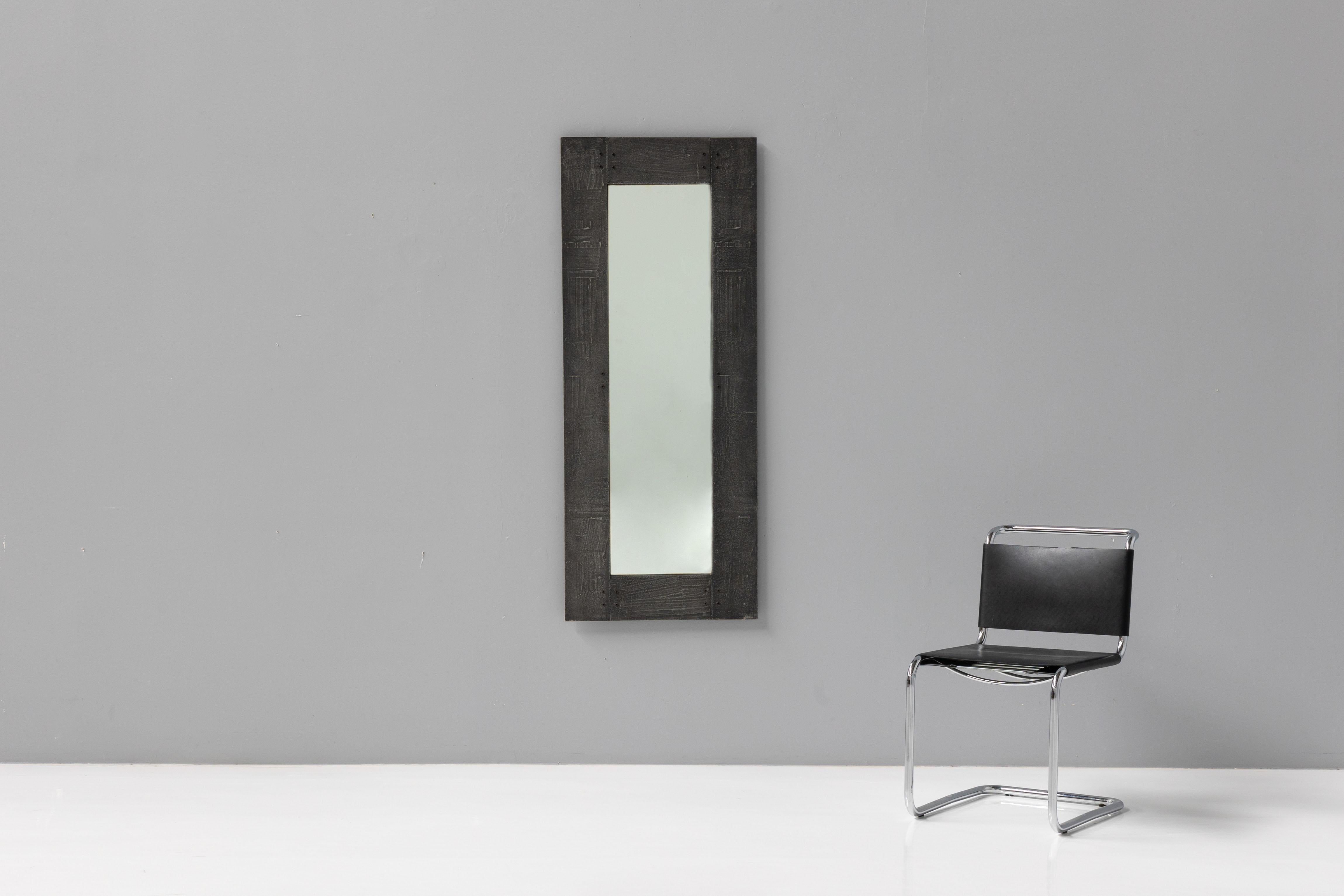Specchio rettangolare del designer e scultore italiano Lorenzo Burchiellaro. Realizzato negli anni '70 in alluminio fuso, esemplifica la maestria di Burchiellaro nella lavorazione del metallo e il suo talento nel creare forme semplici con superfici