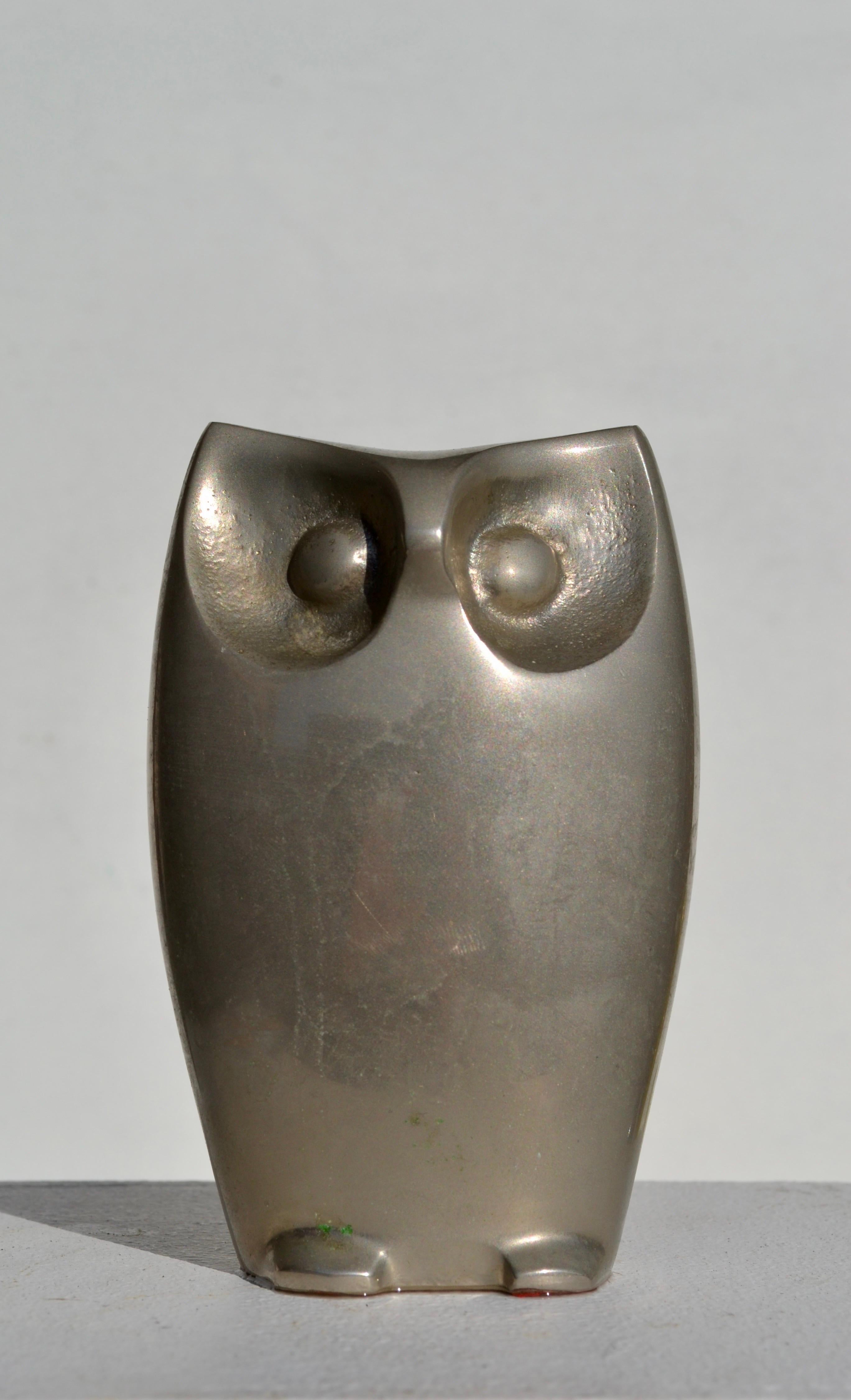 Una scultura minimalista ed elegante in alluminio fuso a forma di gufo, Francia, anni '70 circa.
Questo fermacarte stilizzato combina linee pure e una morbida lucentezza metallica, tipica del design decorativo francese di metà secolo.

Un oggetto