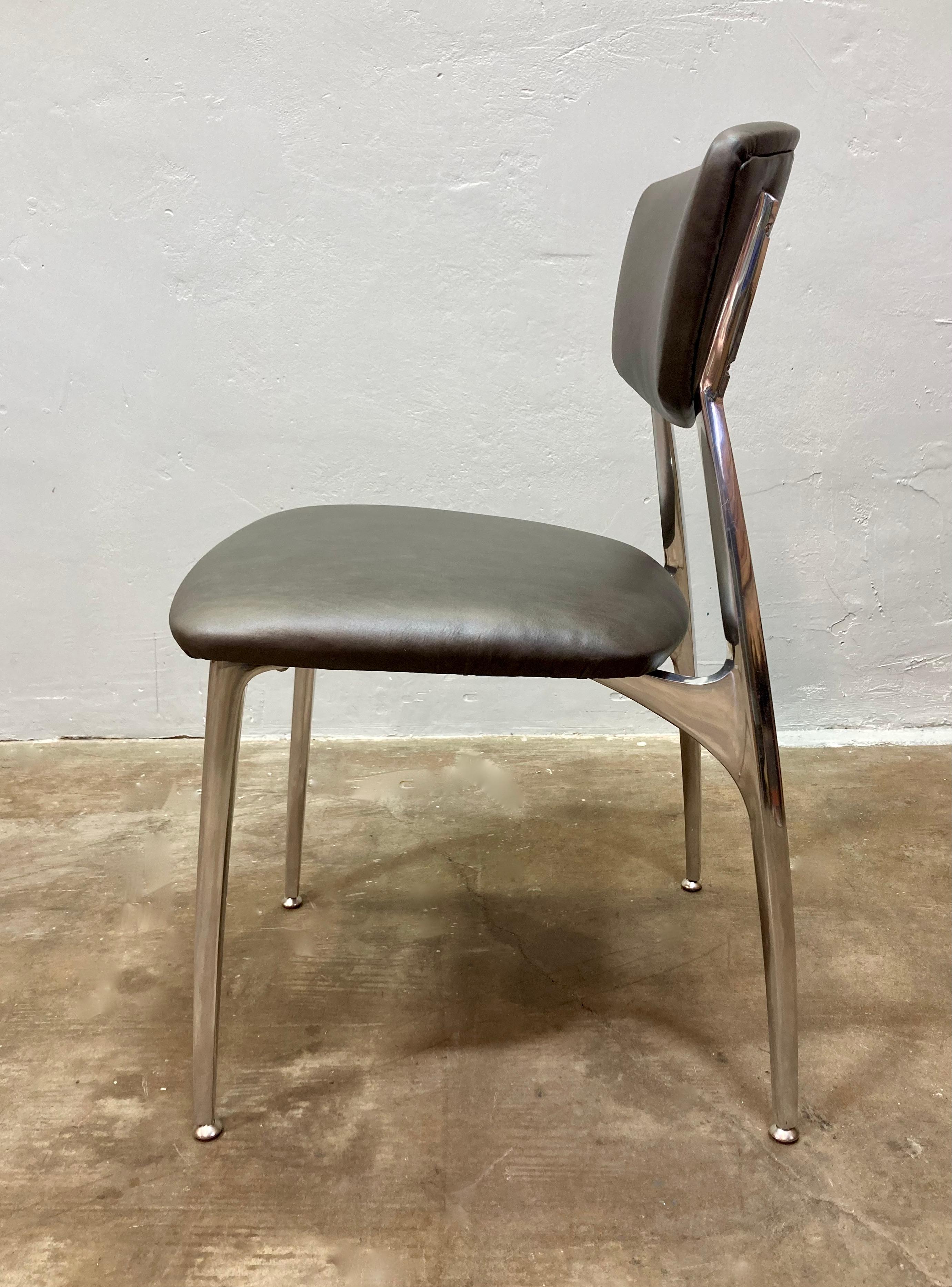 Beistellstuhl aus Aluminiumguss mit neuem Ledersitz und Rückenlehne (Moderne der Mitte des Jahrhunderts) im Angebot