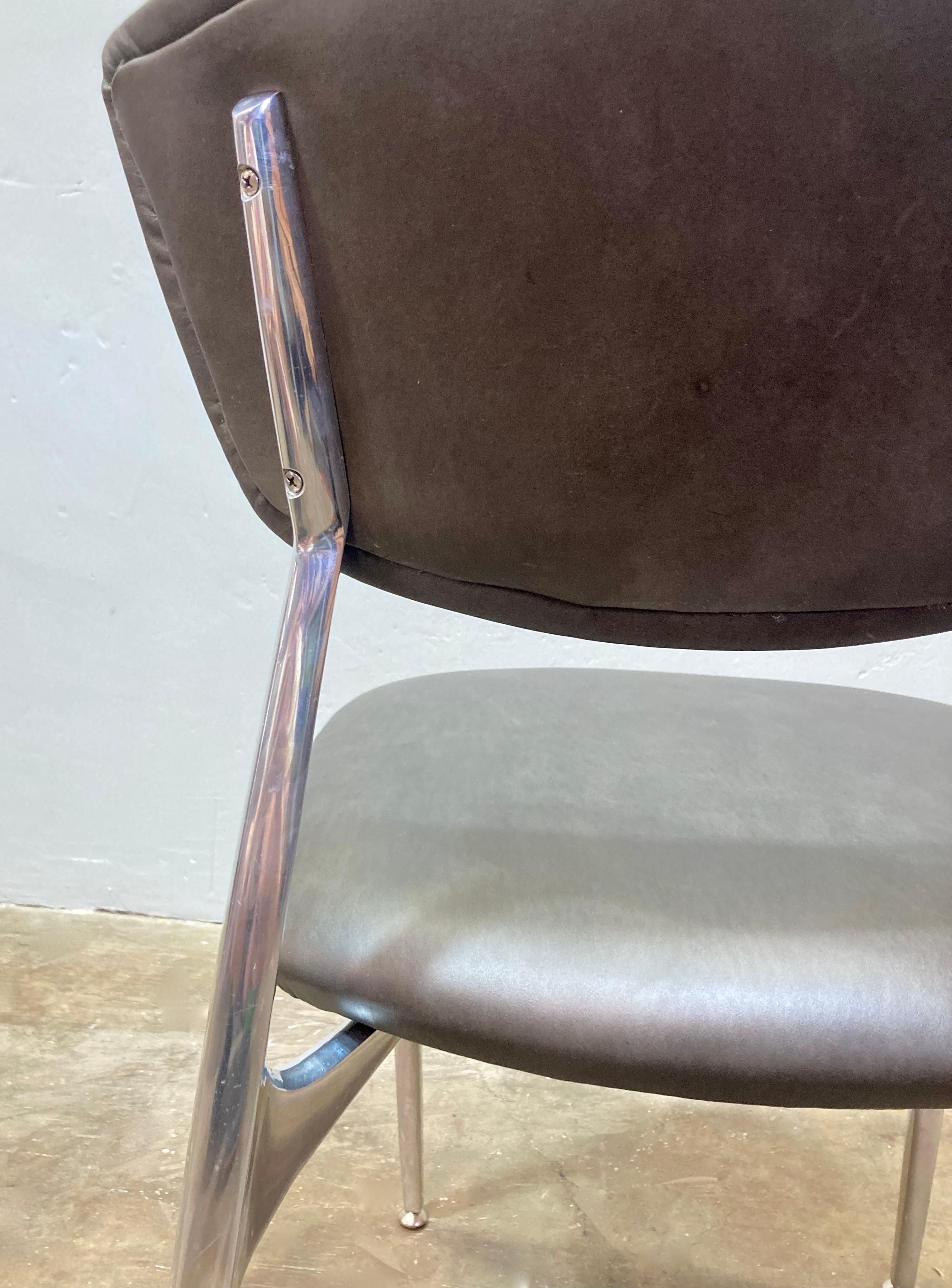 Beistellstuhl aus Aluminiumguss mit neuem Ledersitz und Rückenlehne im Zustand „Hervorragend“ im Angebot in Alhambra, CA