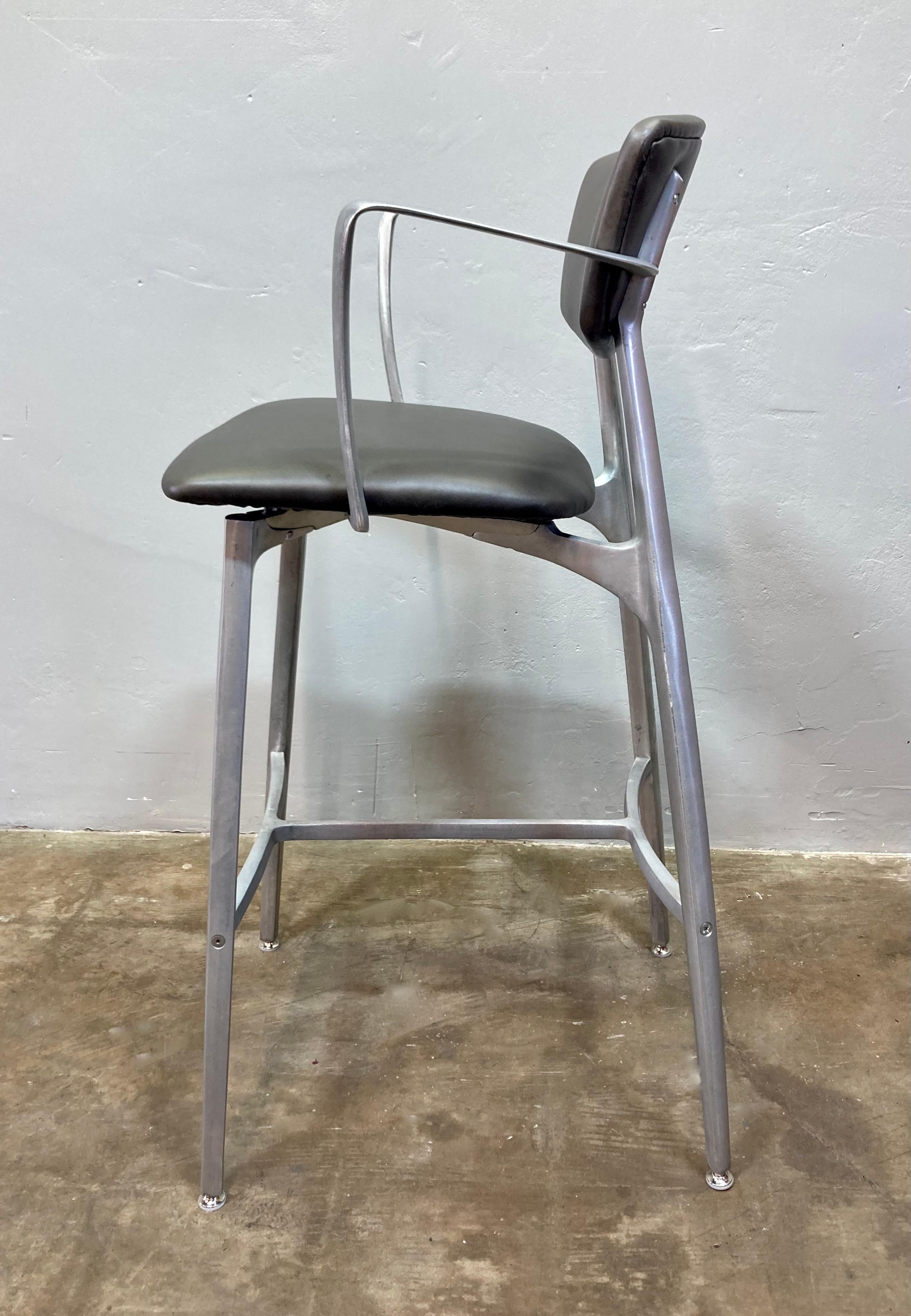 Sgabello in alluminio fuso con braccioli e rivestimento in pelle fresca in vendita 3