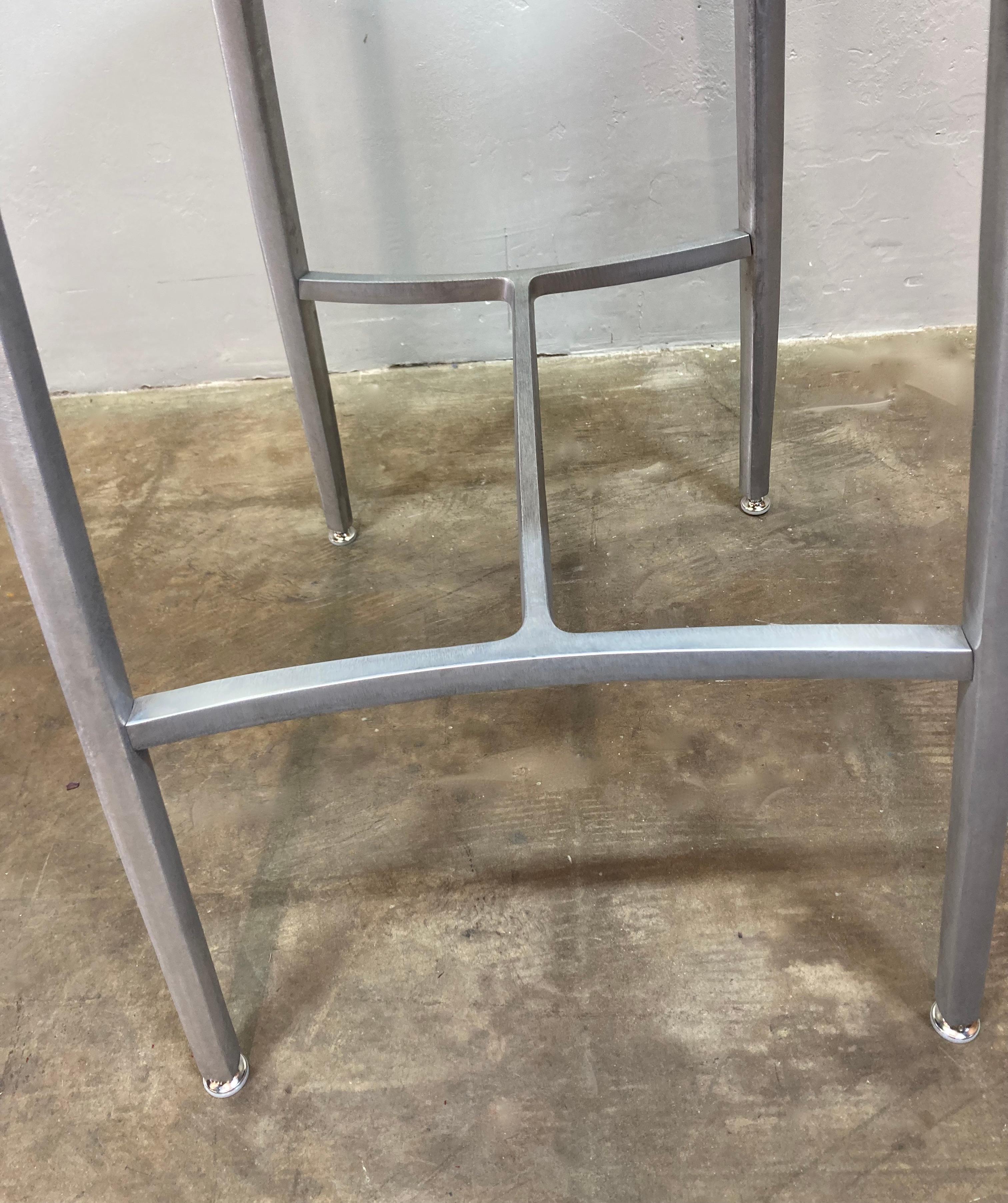 Mid-Century moderno Sgabello in alluminio fuso con braccioli e rivestimento in pelle fresca in vendita