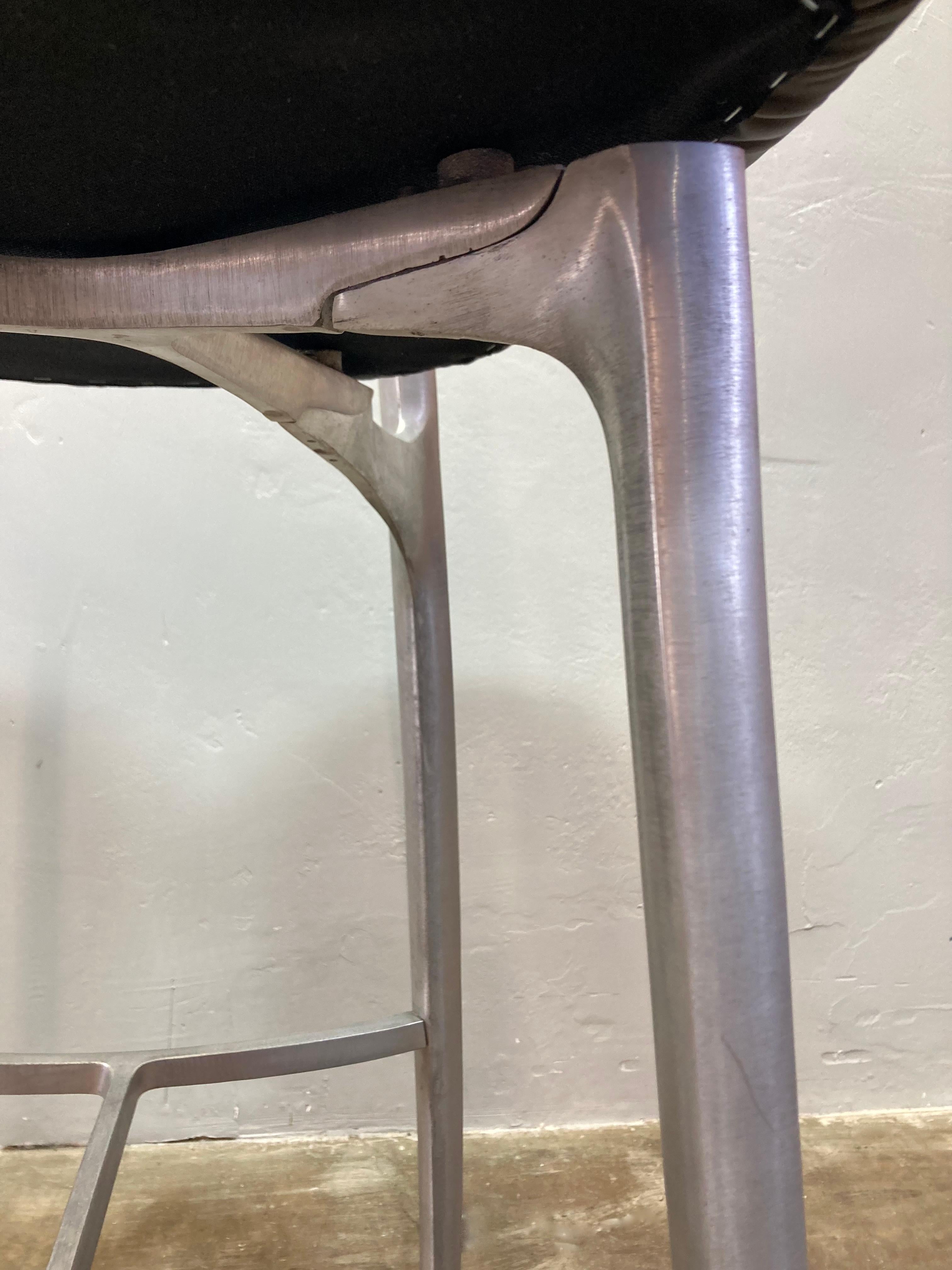 Sgabello in alluminio fuso con braccioli e rivestimento in pelle fresca In condizioni ottime in vendita a Alhambra, CA