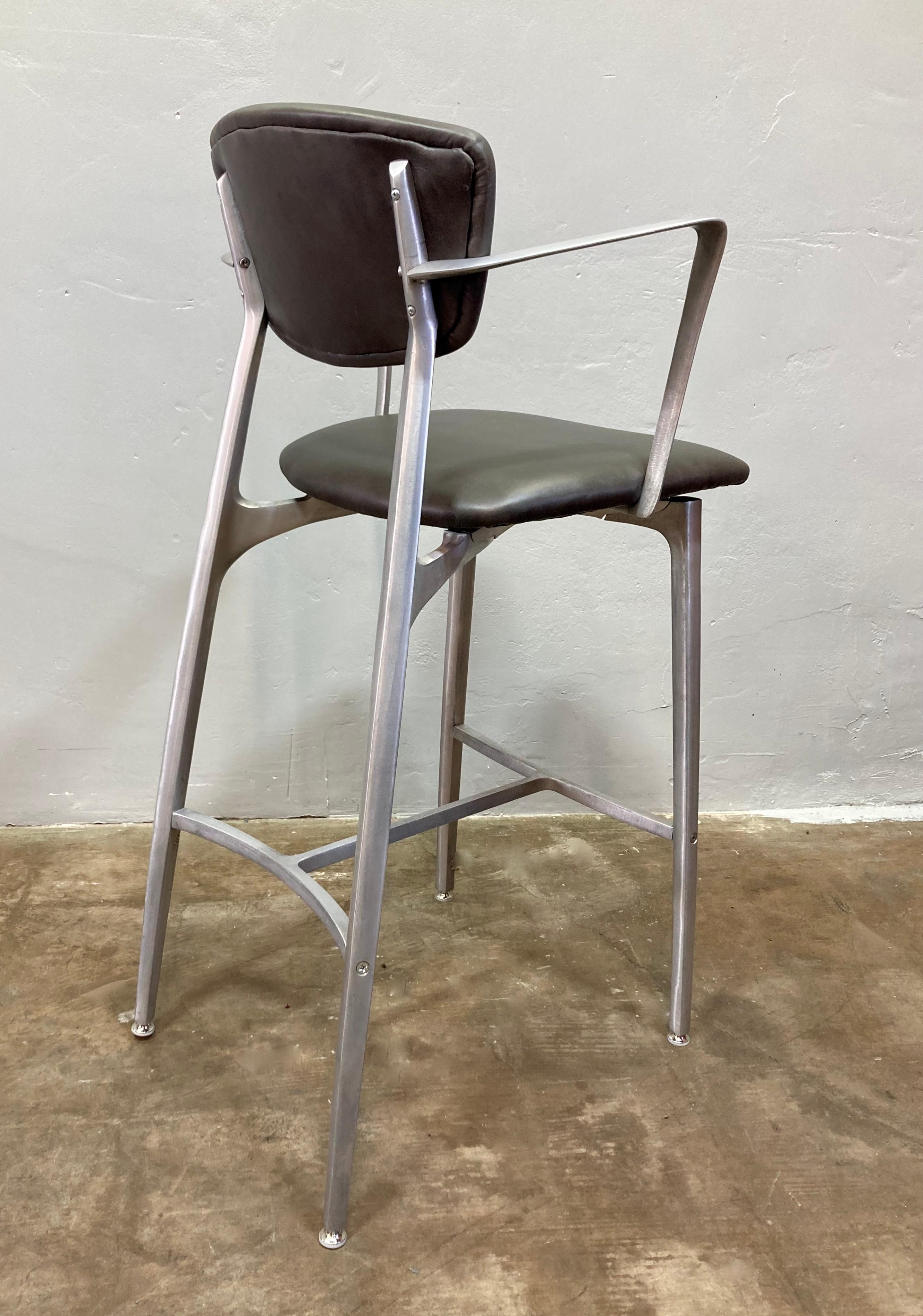 Sgabello in alluminio fuso con braccioli e rivestimento in pelle fresca in vendita 1