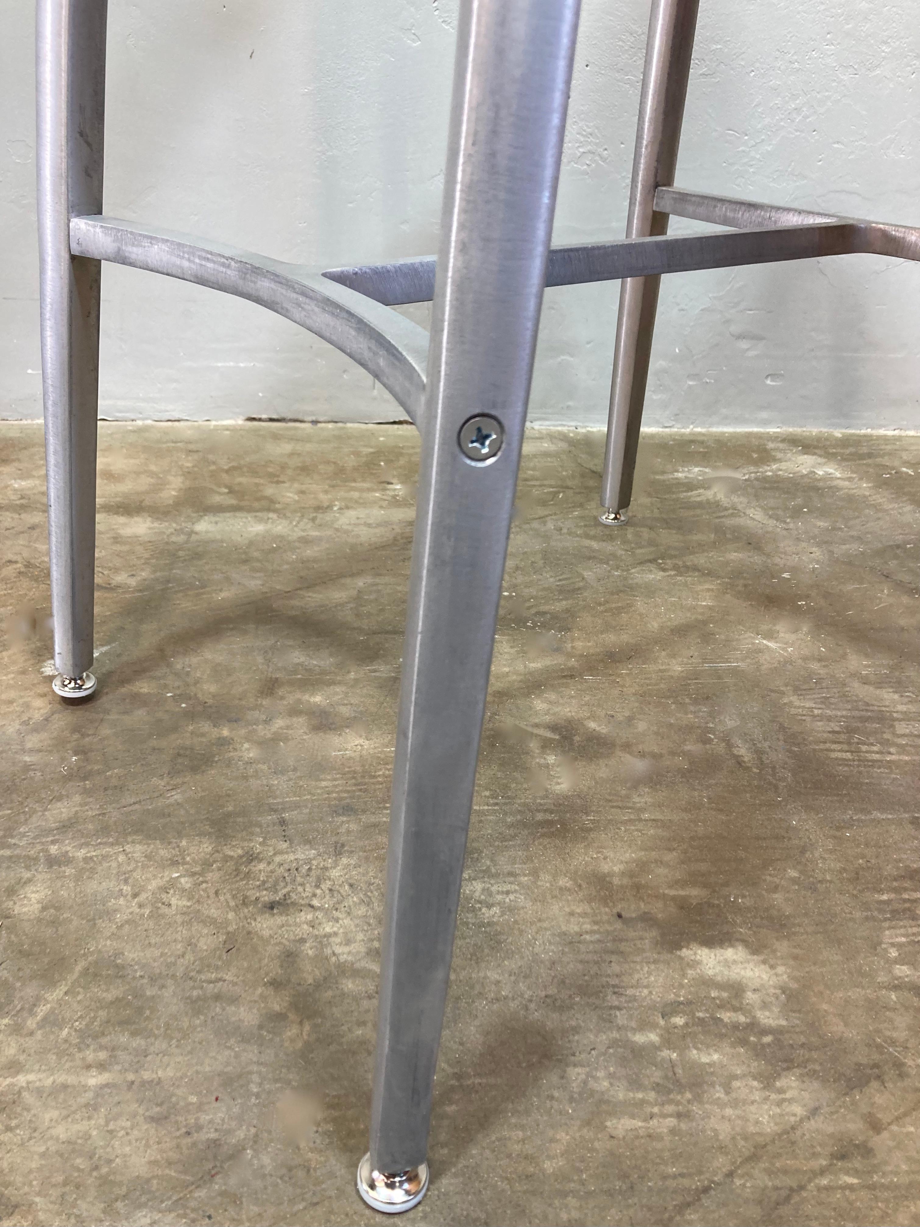 Sgabello in alluminio fuso con braccioli e rivestimento in pelle fresca in vendita 2
