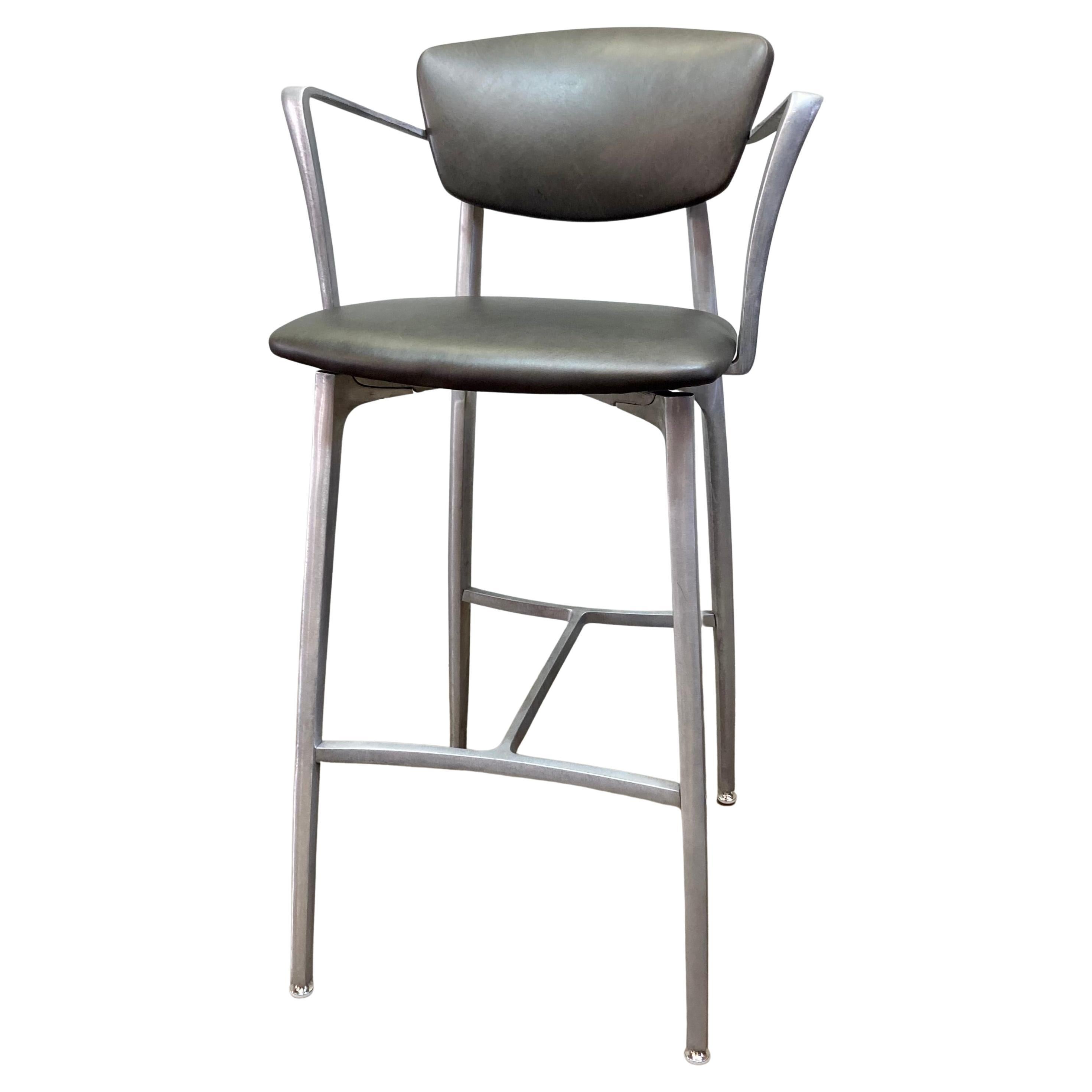 Sgabello in alluminio fuso con braccioli e rivestimento in pelle fresca