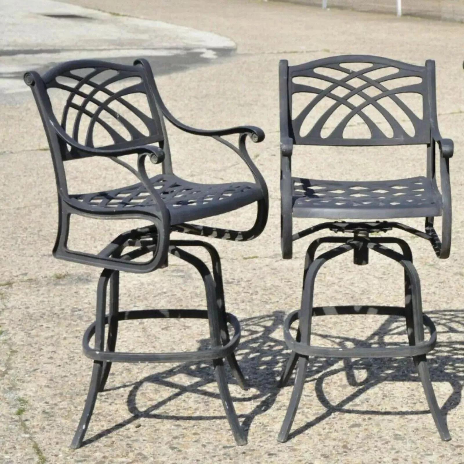 Sedie girevoli in alluminio fuso in stile Art Nouveau per piscina e patio - una coppia. L'offerta comprende 2 sgabelli, sedute girevoli, design a traforo, telai in alluminio fuso, stile e forma fantastici. Circa alla fine del 20° secolo, usato.