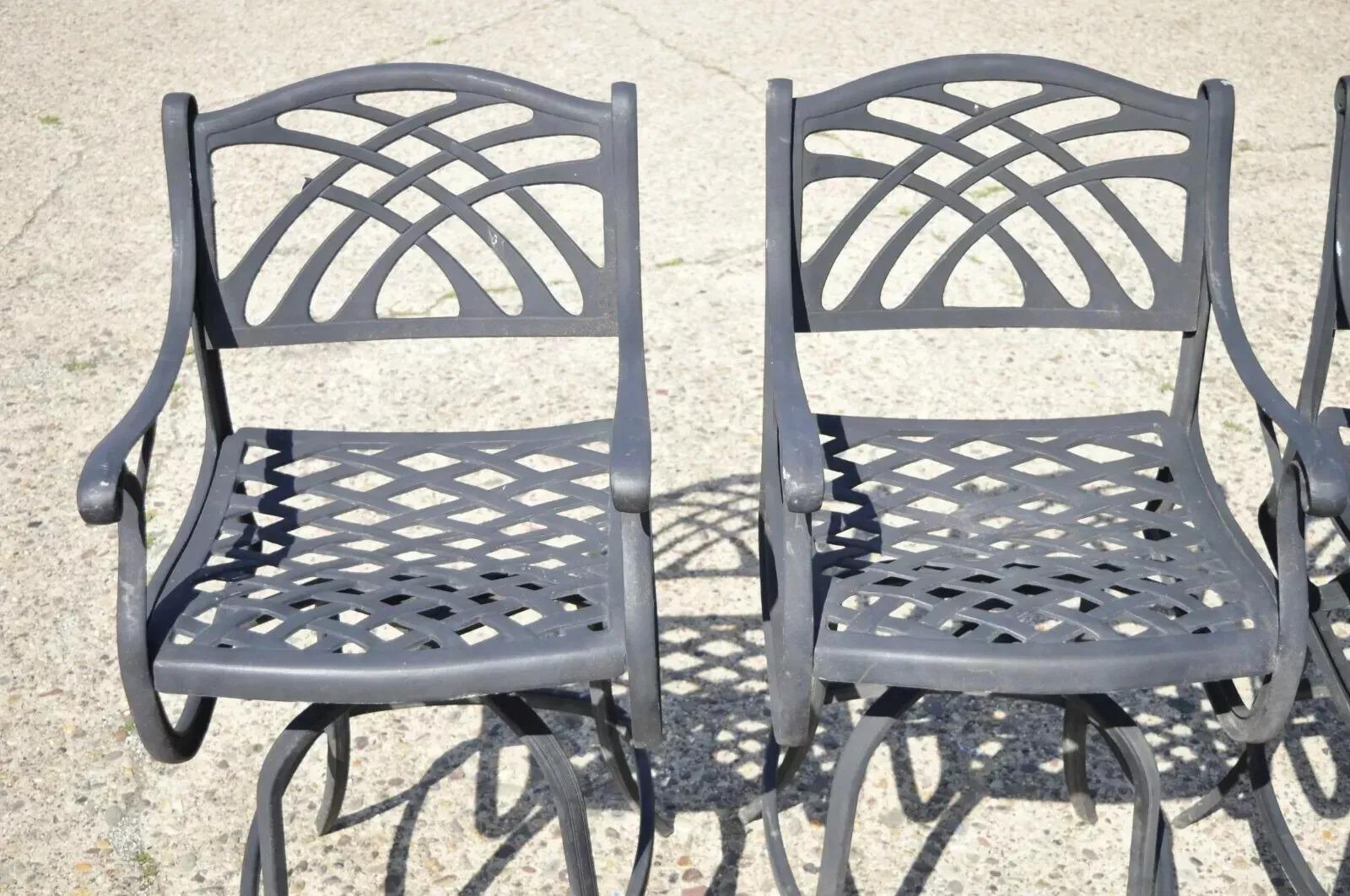Altro Sedie girevoli in alluminio fuso in stile Art Nouveau per piscina e patio - una coppia in vendita