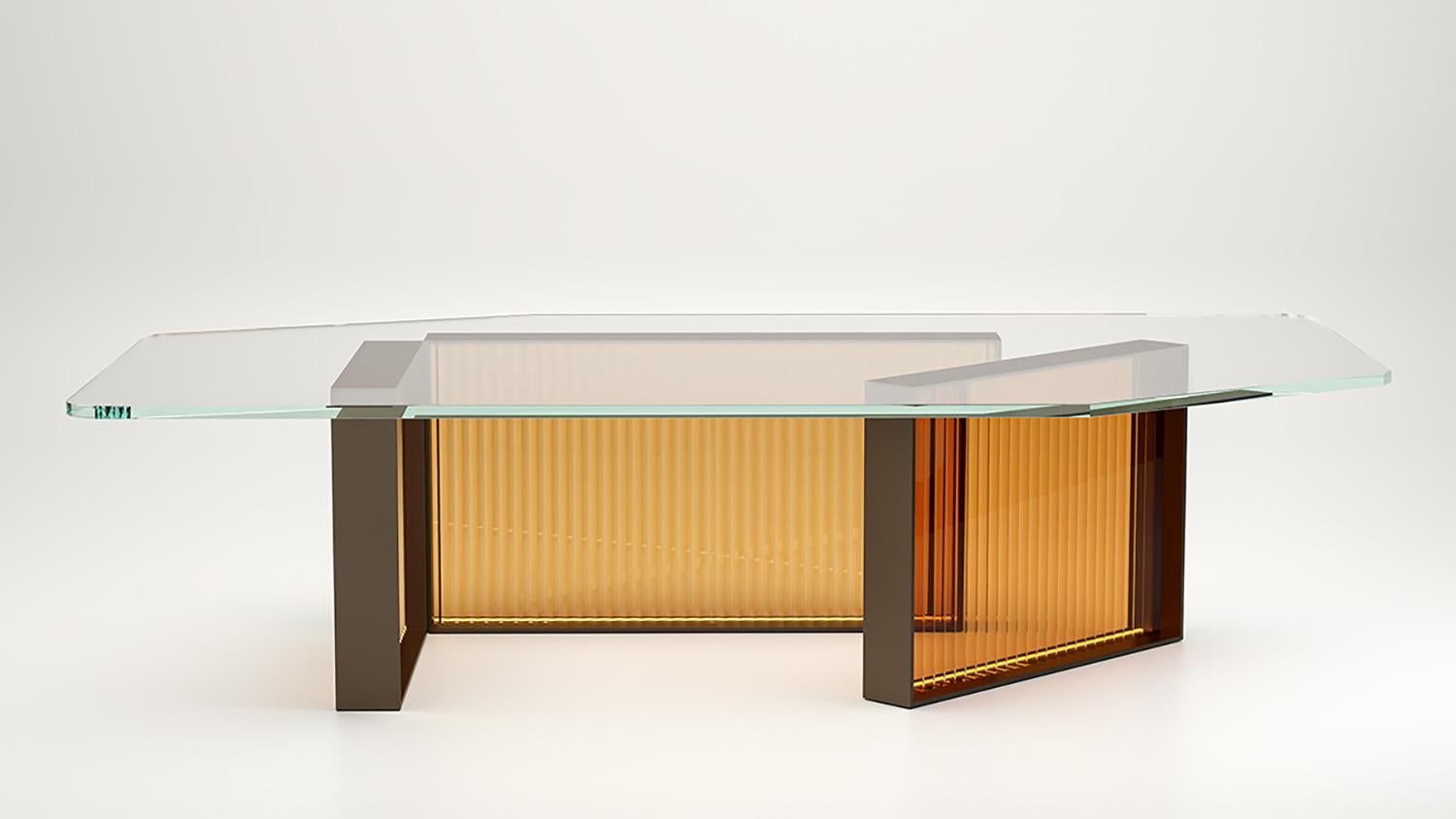 Les tables Aurora III sont des pièces d'apparat qui attirent l'attention dans tous les espaces de vie qu'elles habitent. La base en verre moulé nervuré est disponible en verre fumé ou ambré et est surmontée d'un plateau en verre asymétrique. Les