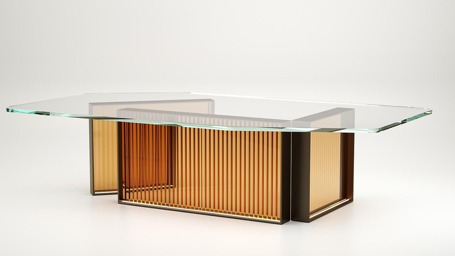 Moulage Table basse en métal et verre ambré coulé. 