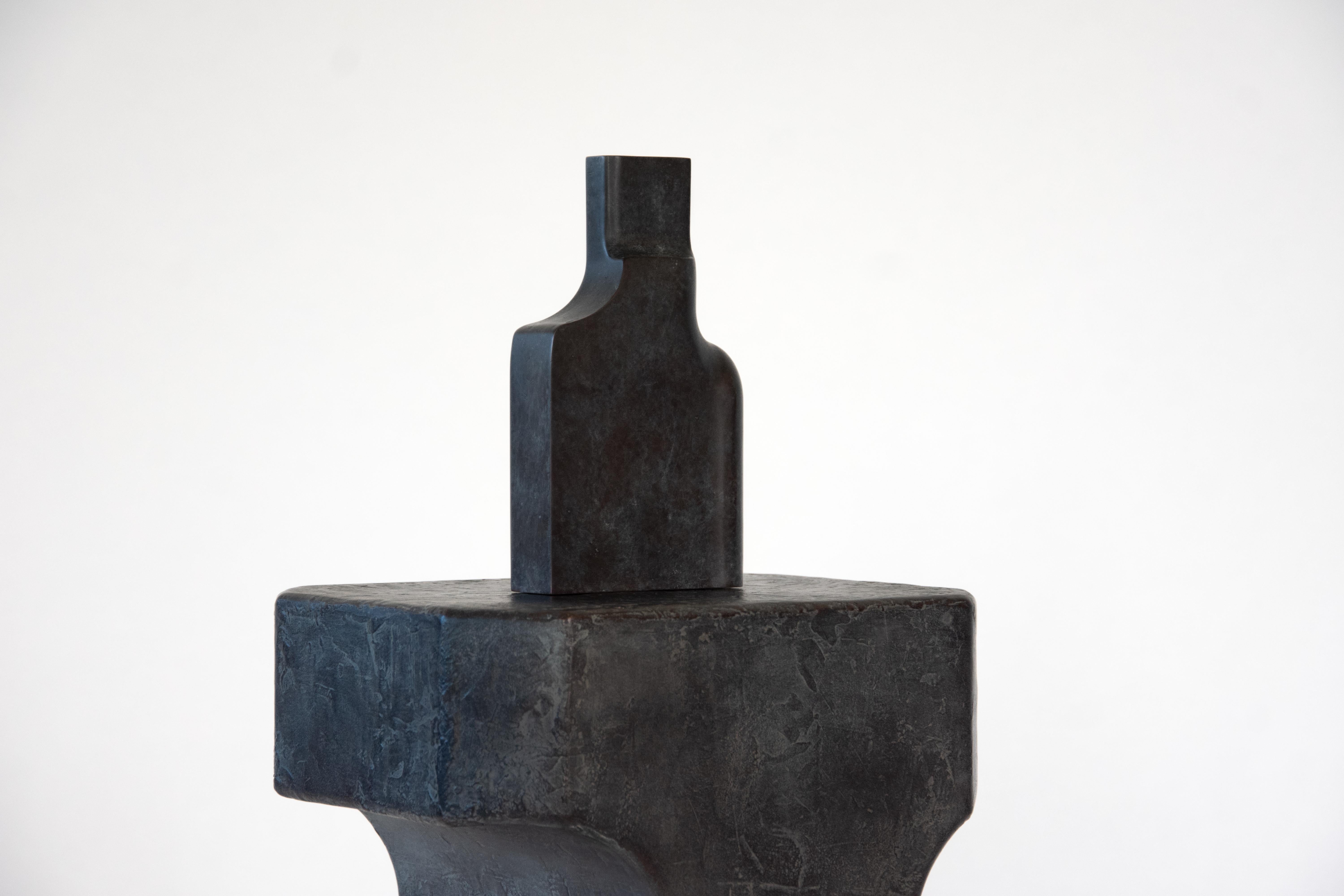 Vase Amo en bronze moulé et patiné par Eichkorn
Dimensions : L 11,5 x H 21 cm
Matériaux : bronze coulé et patiné.

Amo est un vase d'une élégance tranquille. Délicatement façonnée en bronze massif et dotée d'une patine sombre et trouble, elle semble
