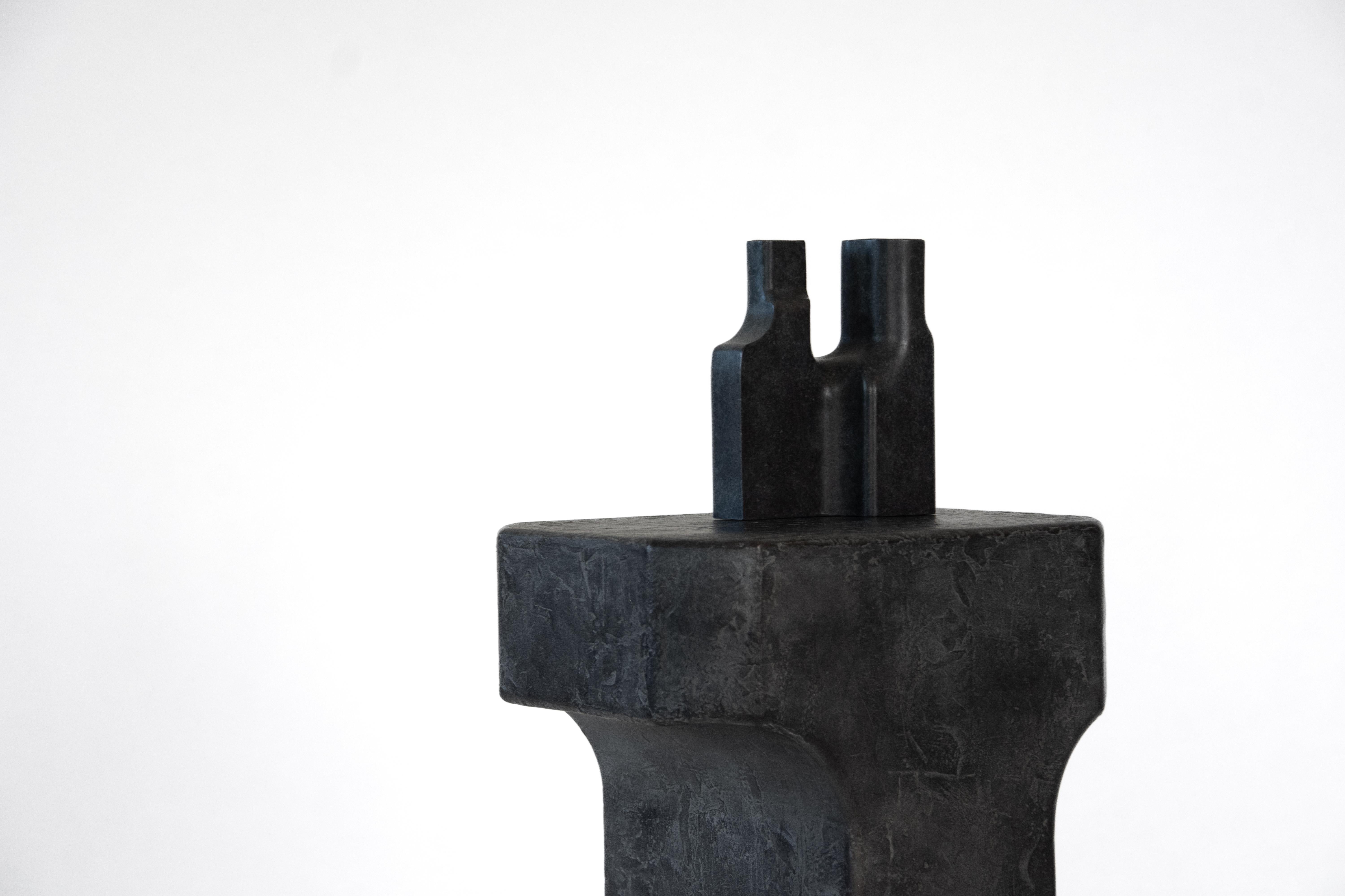 Enos-Vase aus gegossener und patinierter Bronze von Eichkorn
Abmessungen: B 12 x H 16 cm
MATERIAL: gegossene und patinierte Bronze.

Sie ist aus massiver Gussbronze gefertigt und trägt eine marmorierte dunkle Patina, die sowohl Tiefe als auch