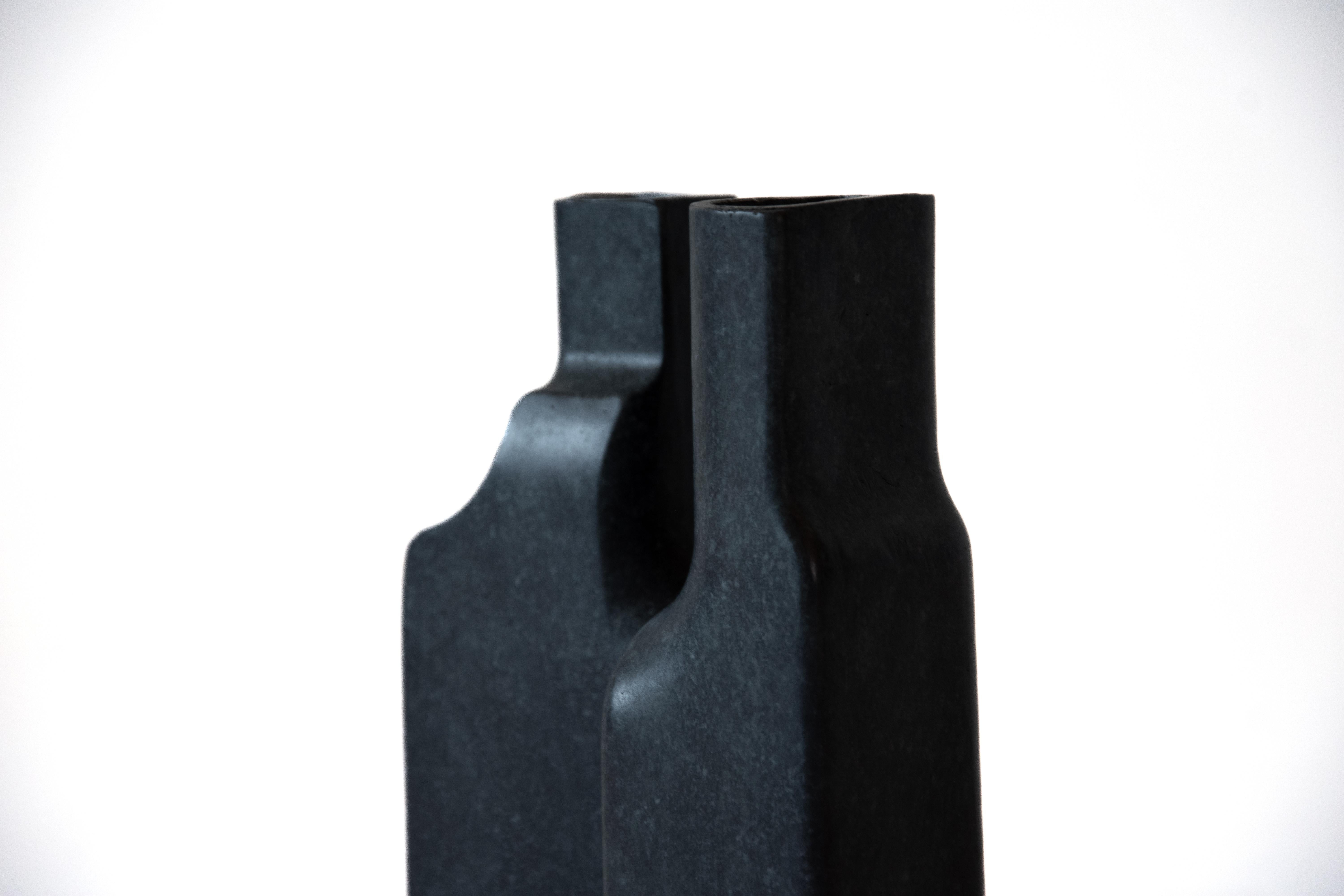 Enos-Vase aus gegossener und patinierter Bronze von Eichkorn (Postmoderne) im Angebot