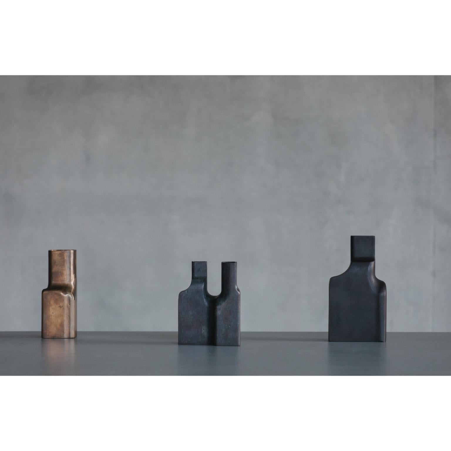 Cast and Patinated Bronze Flos Vase by Eichkorn en Nuevo estado para la venta en Geneve, CH