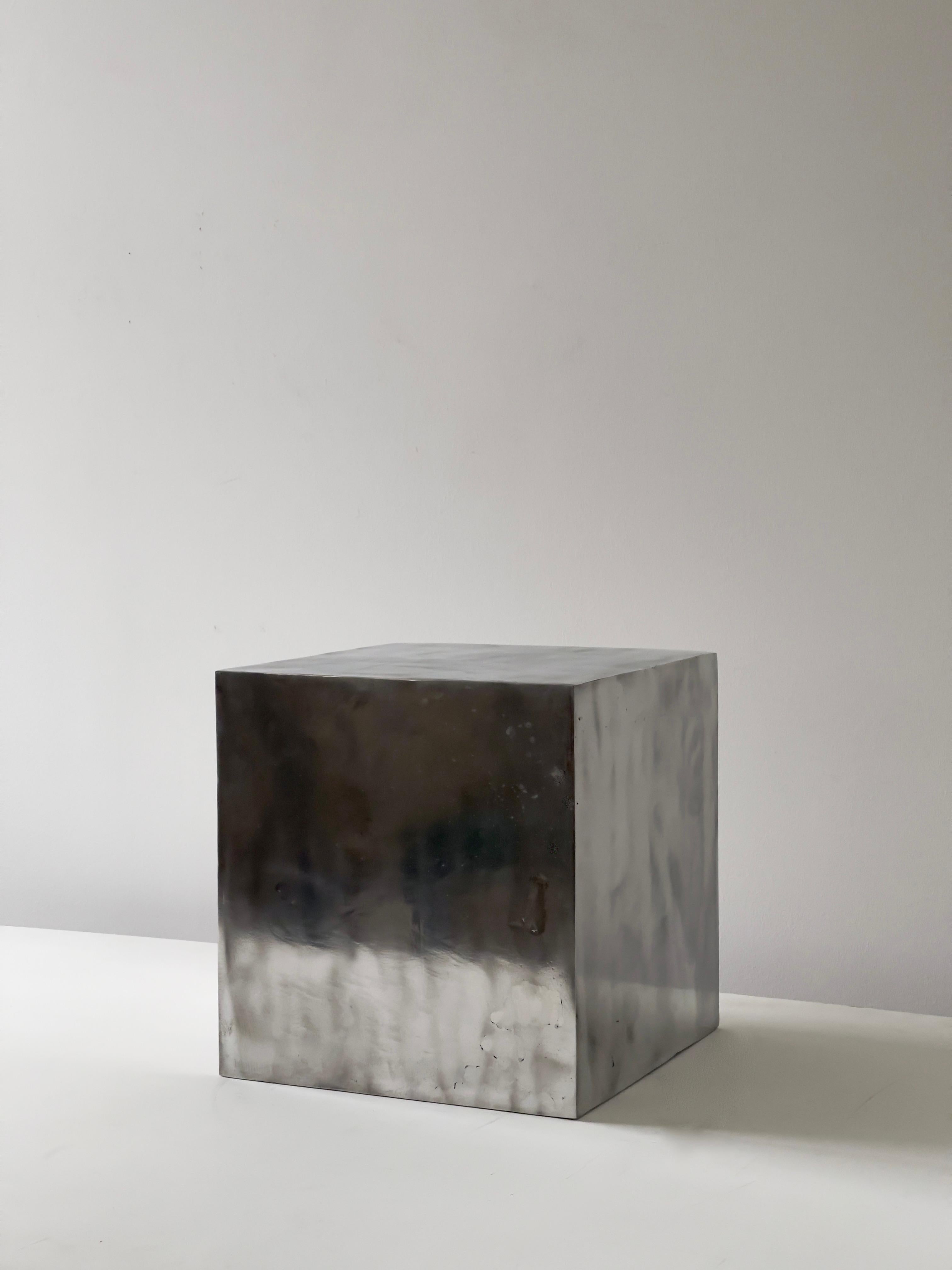 Minimaliste Sculpture contemporaine. Cube en aluminium coulé poli à la main 2011. Edition de 6. en vente