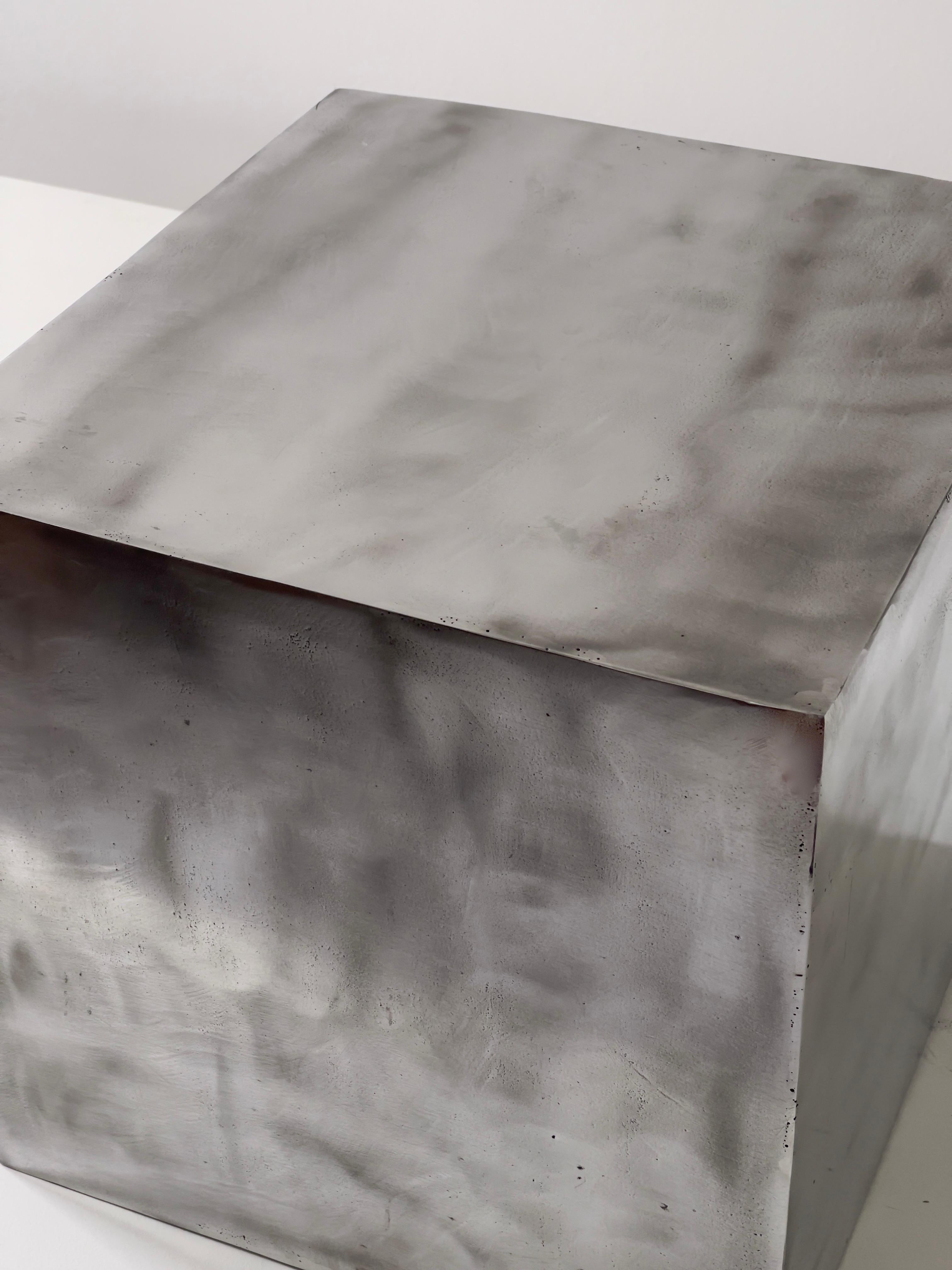 Sculpture contemporaine. Cube en aluminium coulé poli à la main 2011. Edition de 6. en vente 5