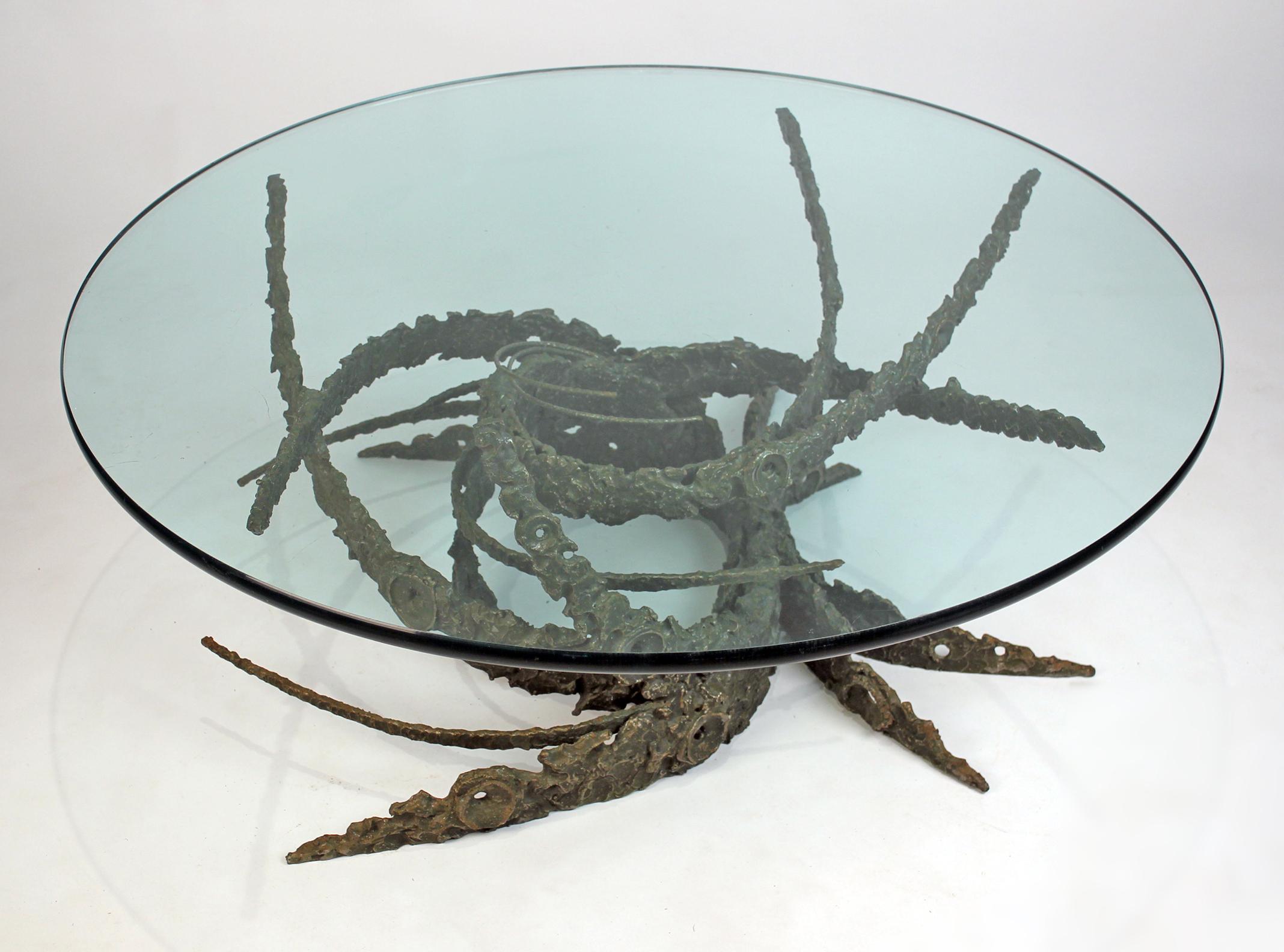 Table Daniel Gluck précoce et audacieuse de sa série 'swirl'. Base en bronze massif sculpté et plateau en verre circulaire. De nombreuses imitations de cette pièce ont été créées au fil des ans, mais le traitement de surface des originaux est