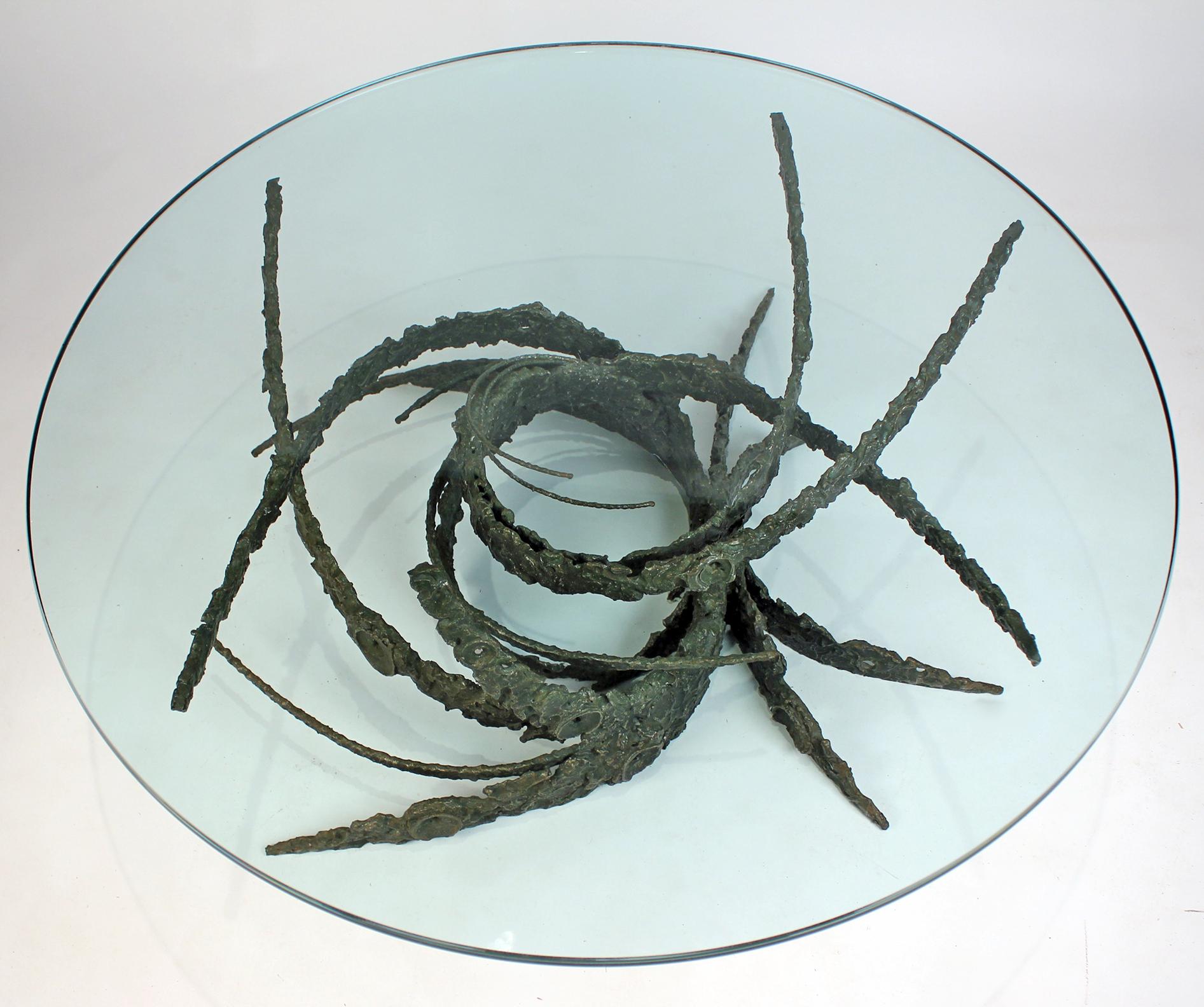 Brutalisme Table basse ronde sculpturale « Swirl » en bronze moulé et soudé de Daniel Gluck en vente